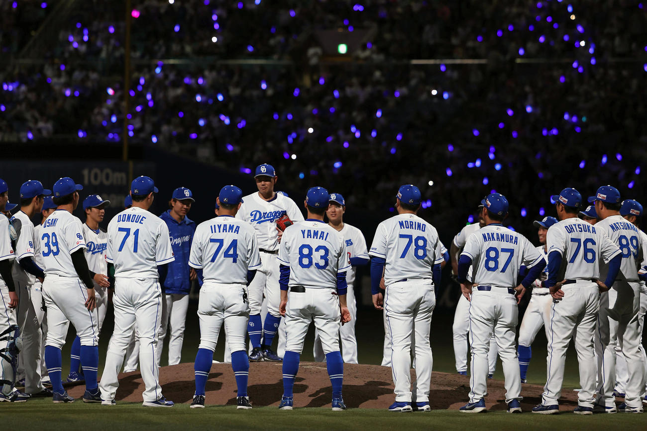 中日対阪神　阪神に勝利し、マウンドで円陣を組む中日の選手たち（撮影・前田充）