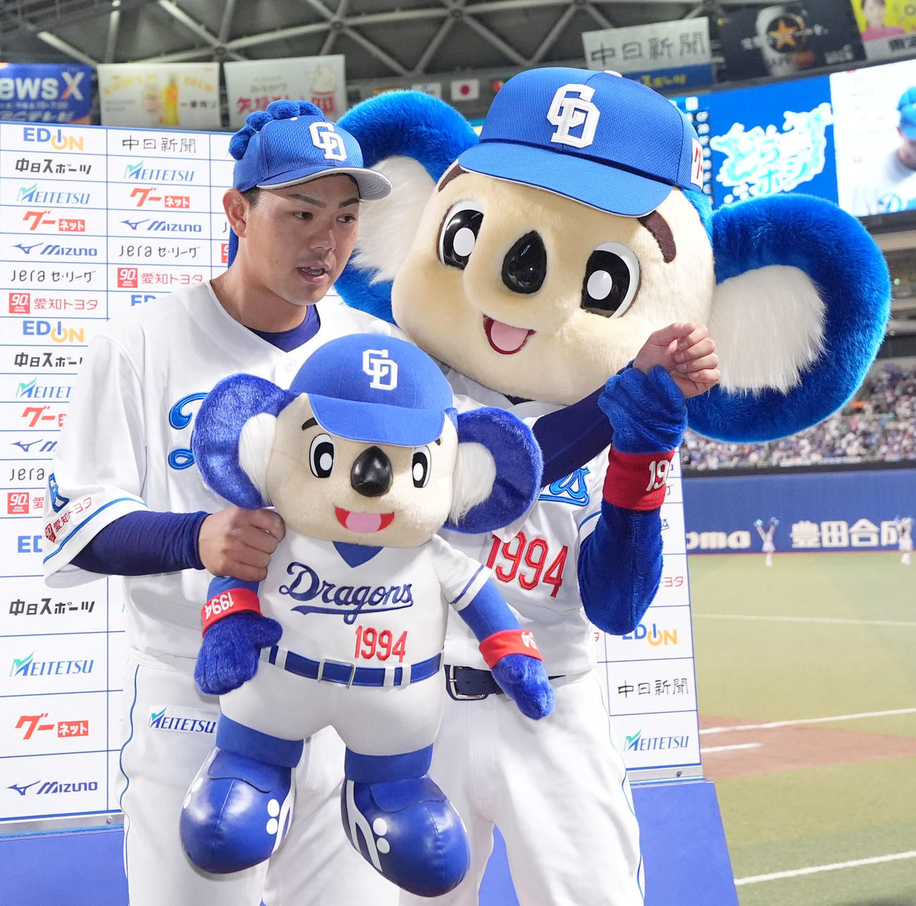 中日対阪神　ヒーローインタビューを終え、高橋周（左）はドアラの祝福を受ける（撮影・森本幸一）