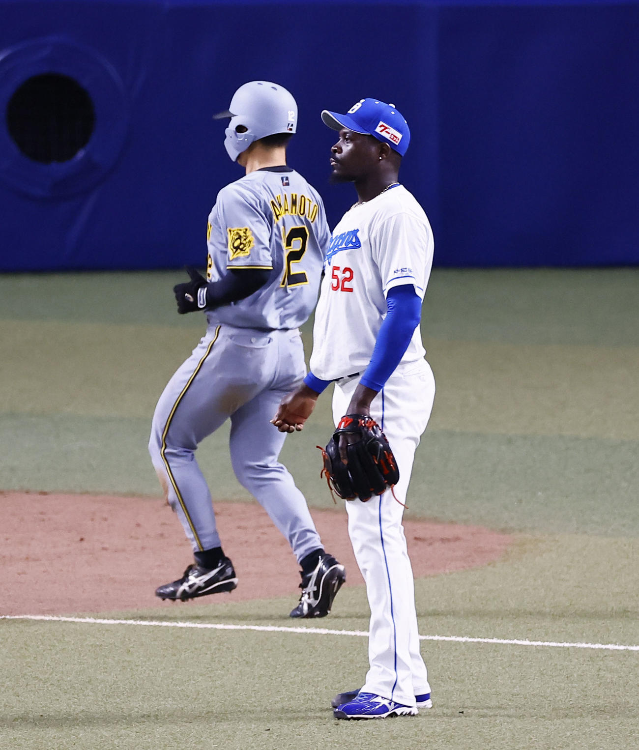 中日対阪神　9回表阪神無死二塁、代打島田の投前犠打で一塁へ悪送球したマルテ。適時失策となる（撮影・藤尾明華）