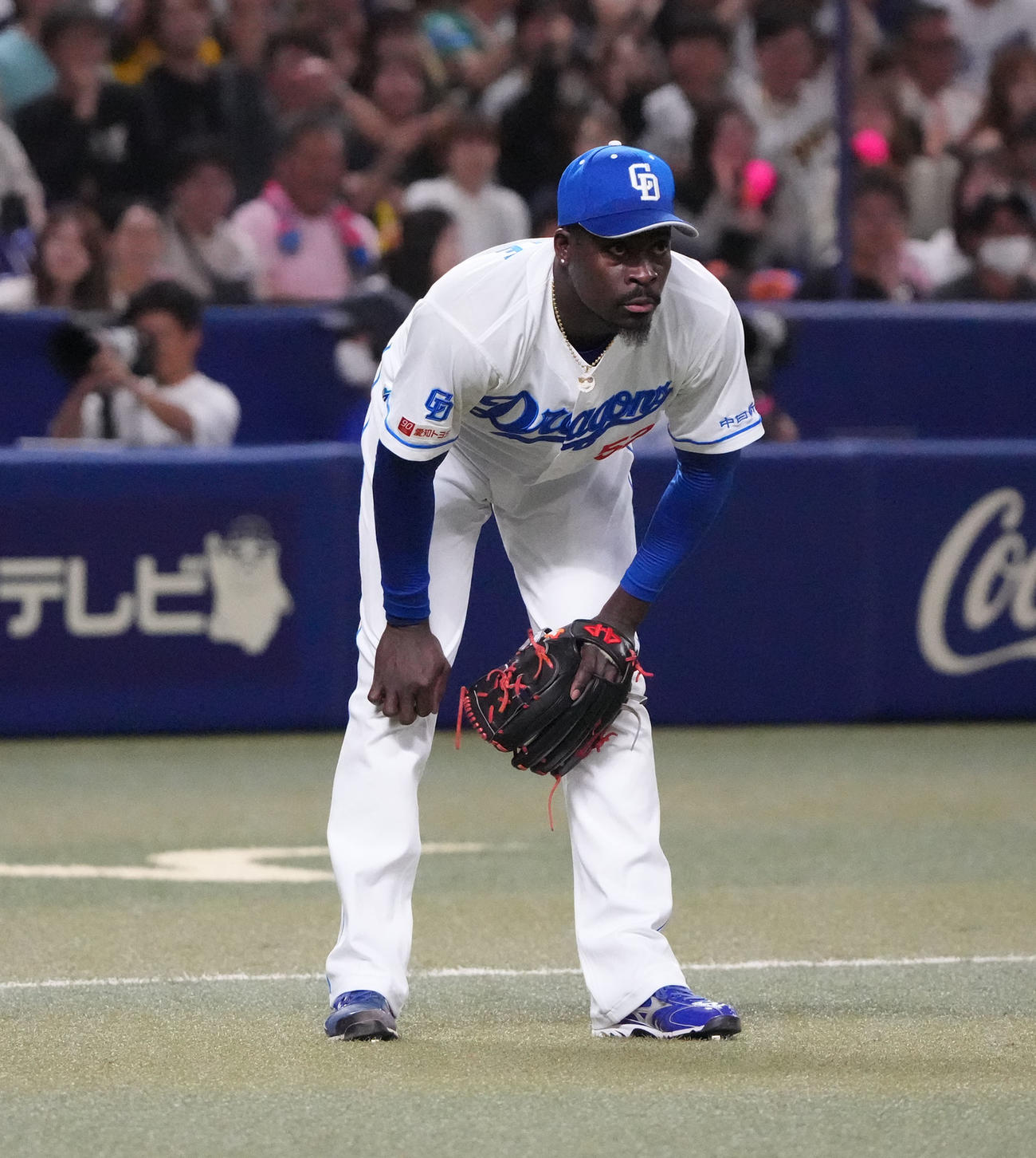 中日対阪神　9回表阪神無死二塁、一塁へ悪送球しガックリとひざを押さえるマルテ（撮影・森本幸一）