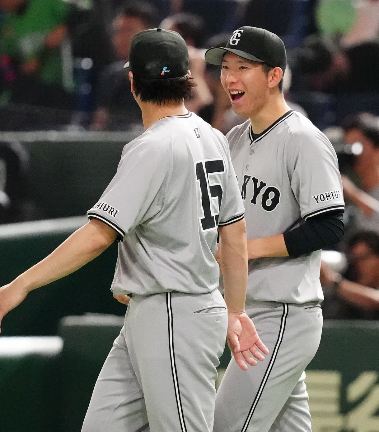 巨人対ヤクルト　試合後、笑顔を見せる巨人戸郷（右）（撮影・江口和貴）