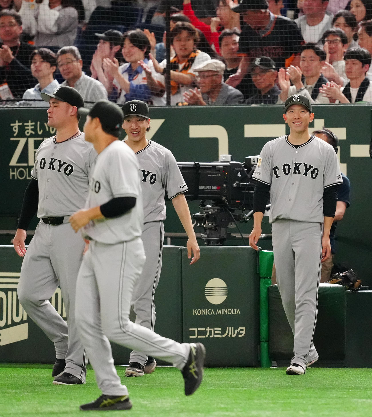 巨人対ヤクルト　試合後、笑顔を見せる巨人戸郷（右）（撮影・江口和貴）