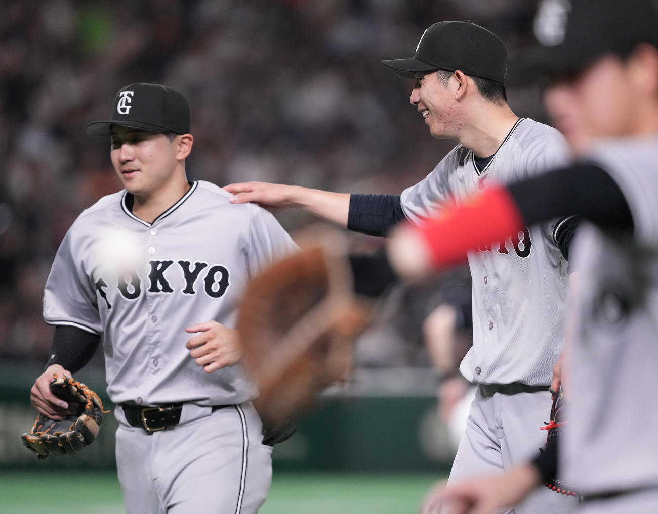 巨人対ヤクルト　6回表を終え、笑顔で泉口（左）を迎える巨人戸郷（撮影・鈴木みどり）