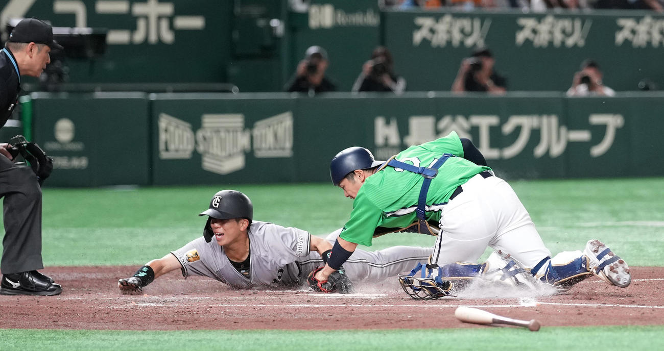 巨人対ヤクルト　3回裏巨人1死一、三塁、アビラの野選で、生還する三塁走者門脇。捕手古賀（撮影・鈴木みどり）