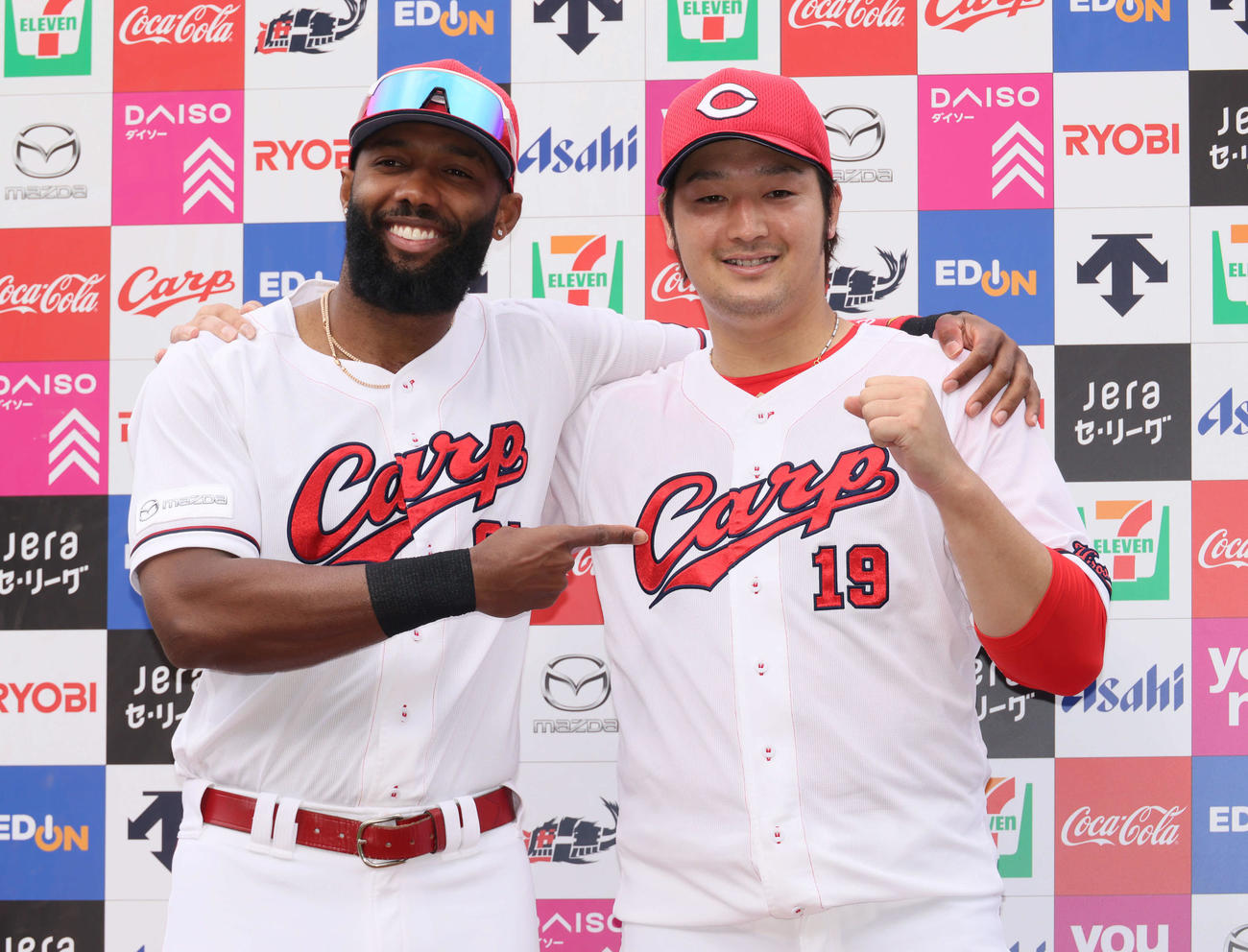 広島対DeNA　お立ち台でポーズを決めるファビアン（左）と床田（撮影・加藤孝規）