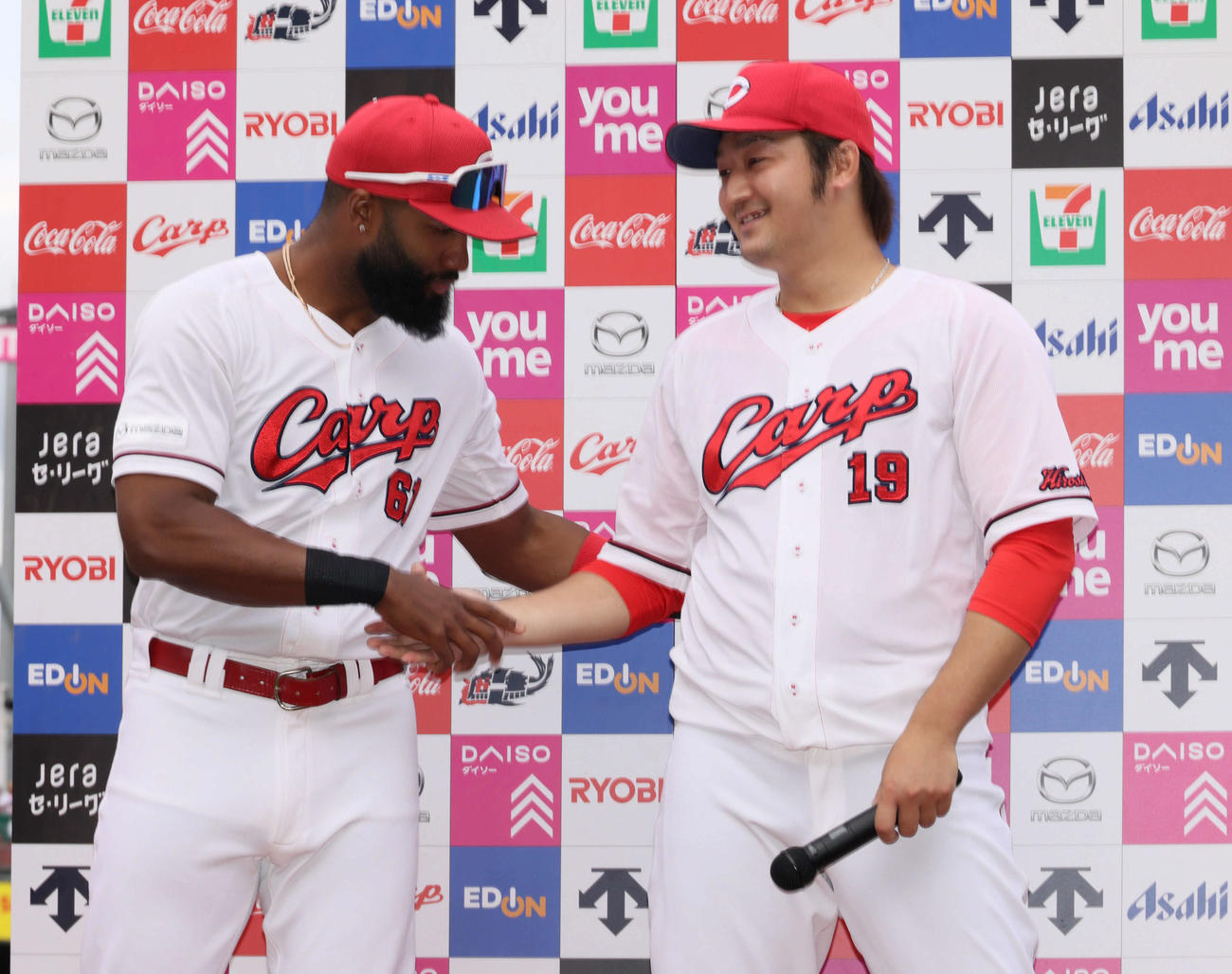 広島対DeNA　お立ち台で握手するファビアン（左）と床田（撮影・加藤孝規）