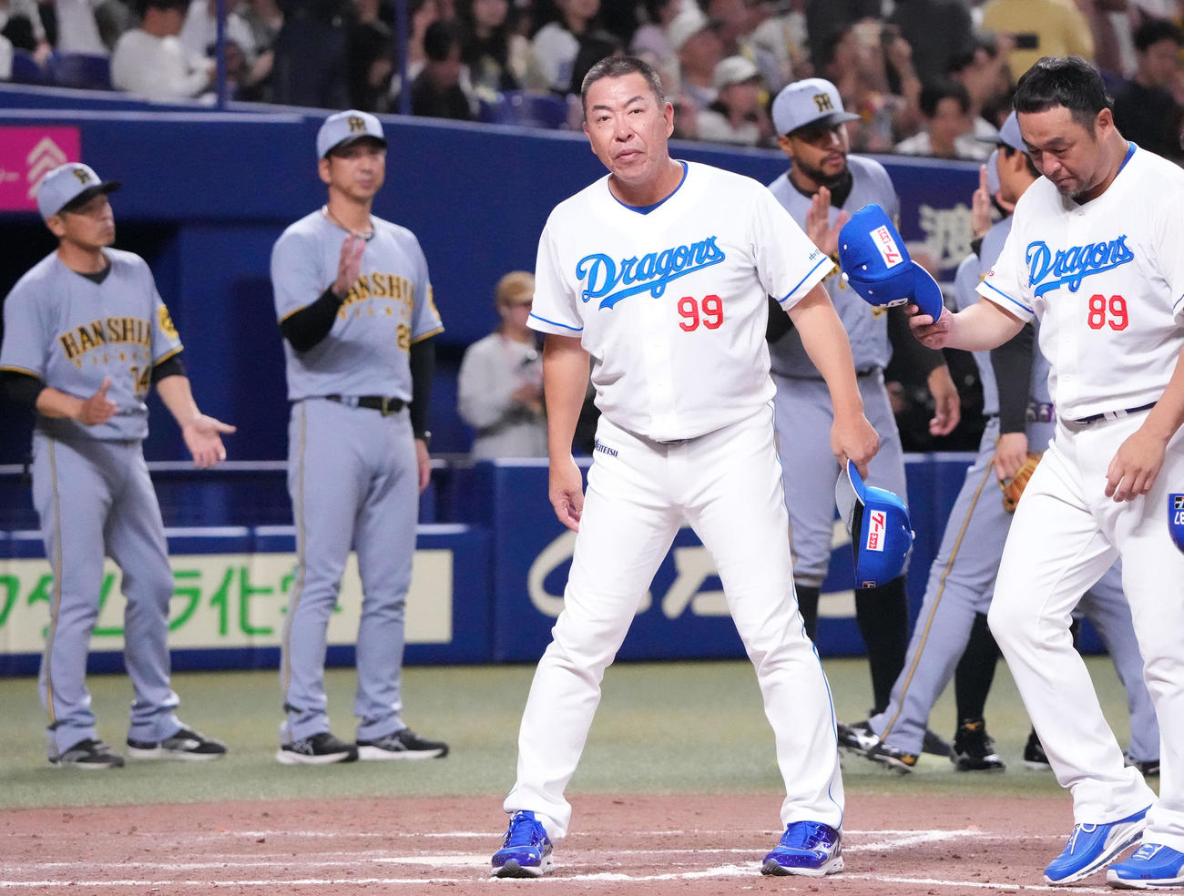 中日対阪神　試合終了、井上監督（中央）は整列し観客にあいさつをする（撮影・森本幸一）