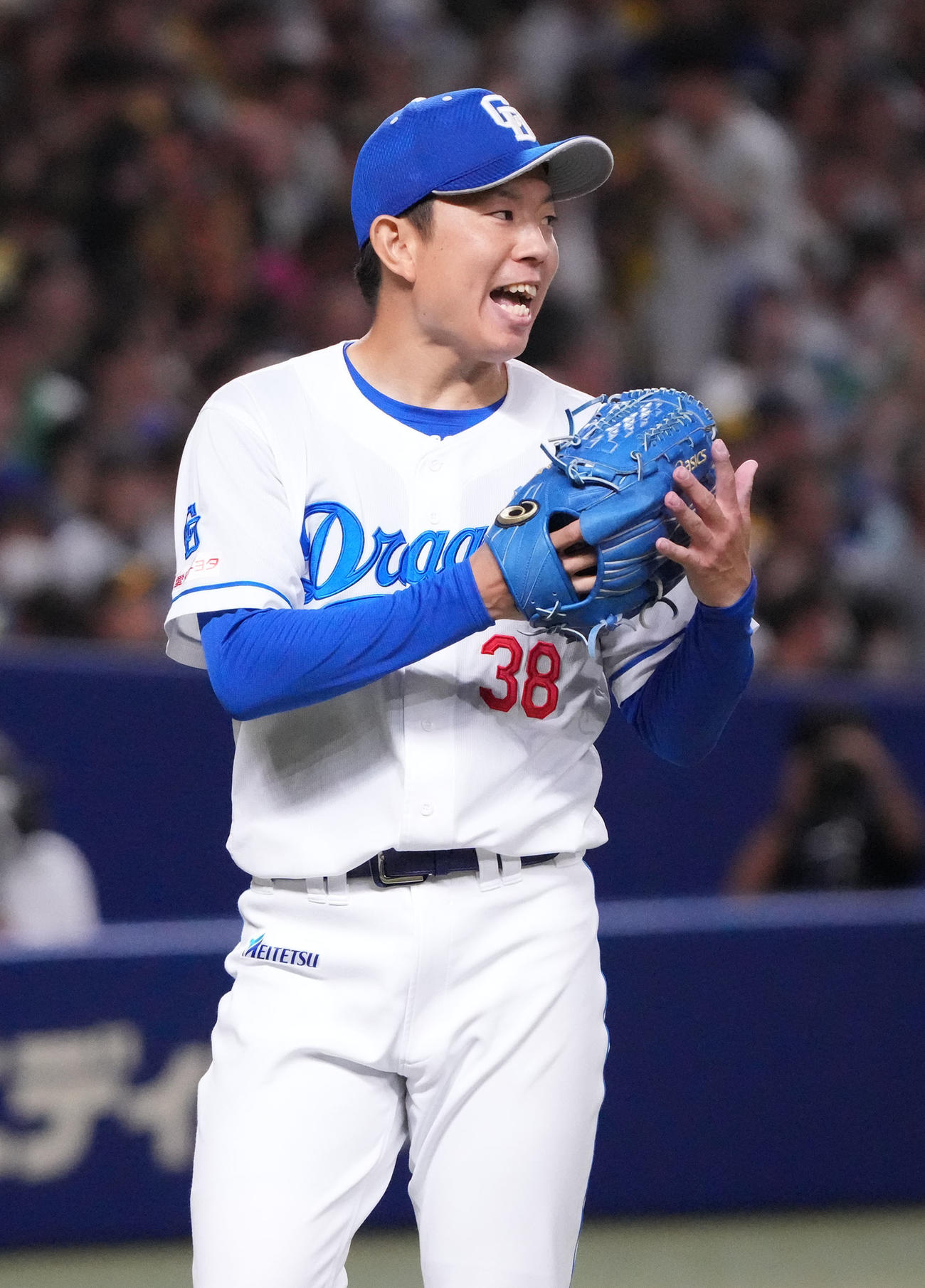 中日対阪神　7回表阪神2死満塁、中野をニゴロに打ち取りグラブを叩く松葉（撮影・森本幸一）