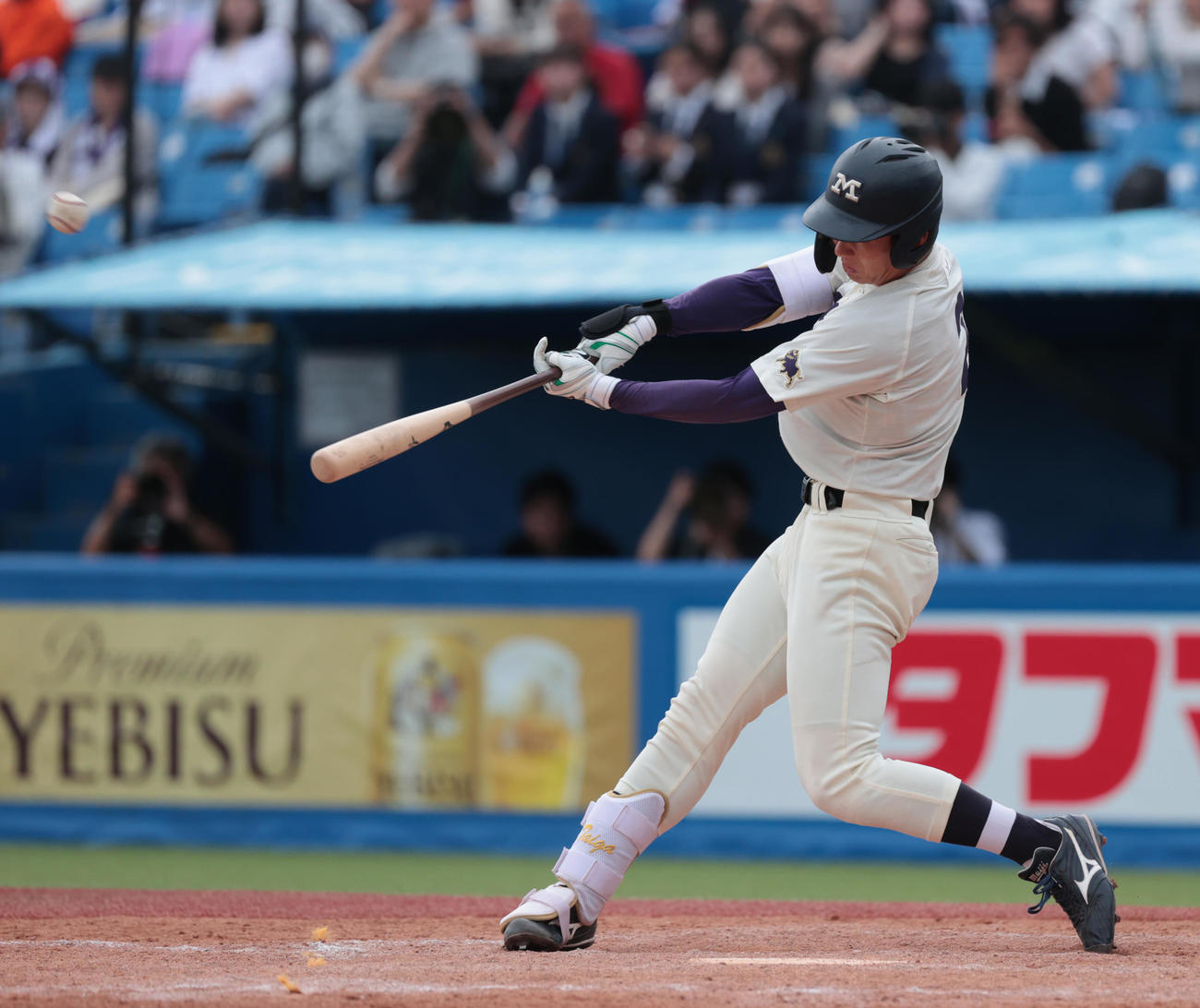 法大対明大　3回裏明大1死、小島は右越えに本塁打を放つ（撮影・柴田隆二）