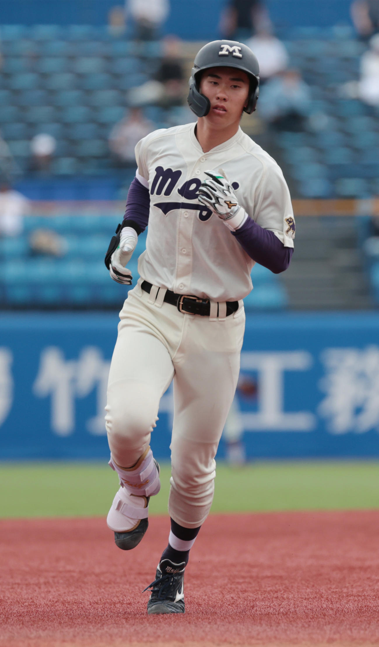 法大対明大　3回裏明大1死、小島は右越えに本塁打を放ち生還する（撮影・柴田隆二）