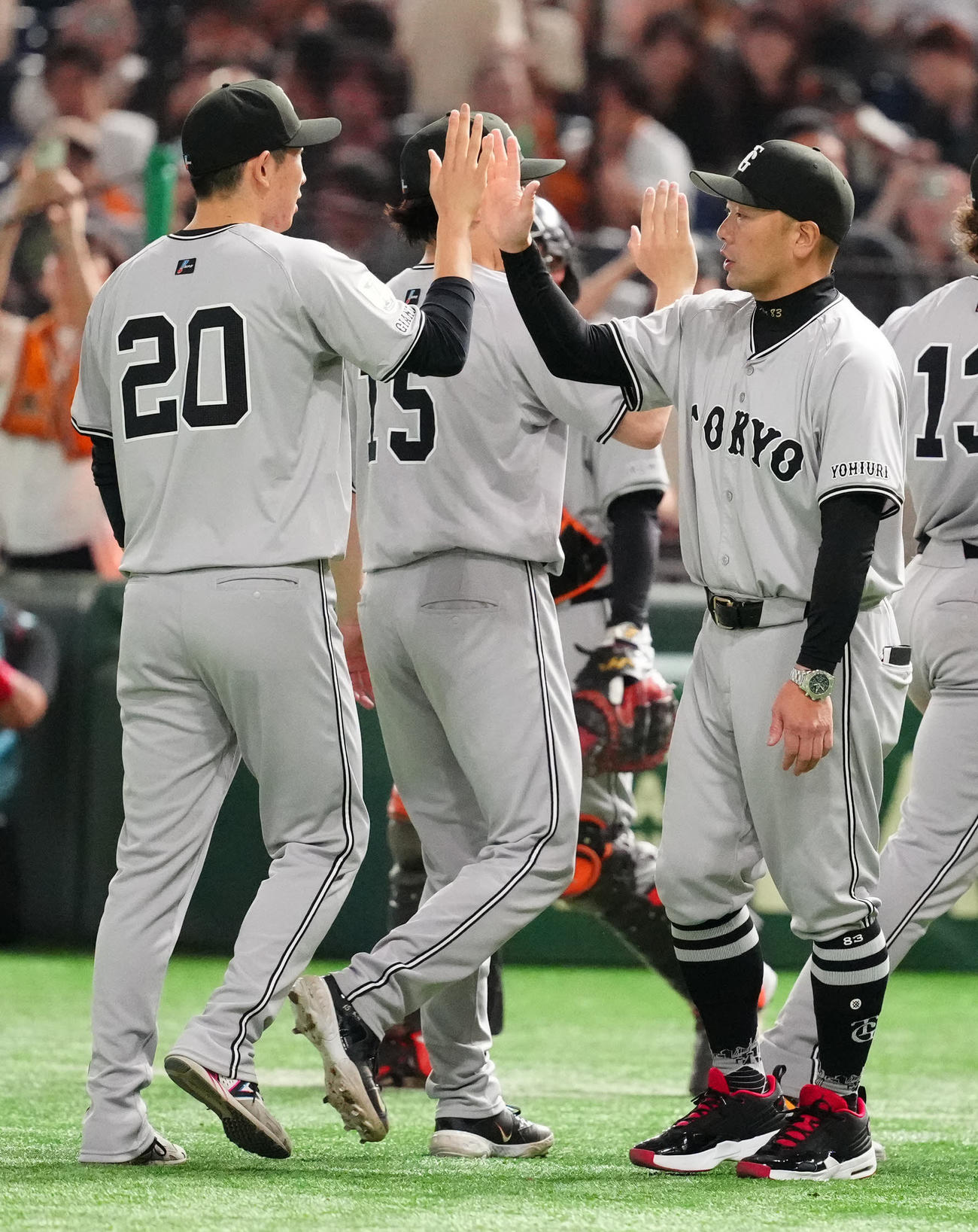 巨人対ヤクルト　試合後、巨人戸郷（左）とタッチを交わす阿部監督（撮影・江口和貴）