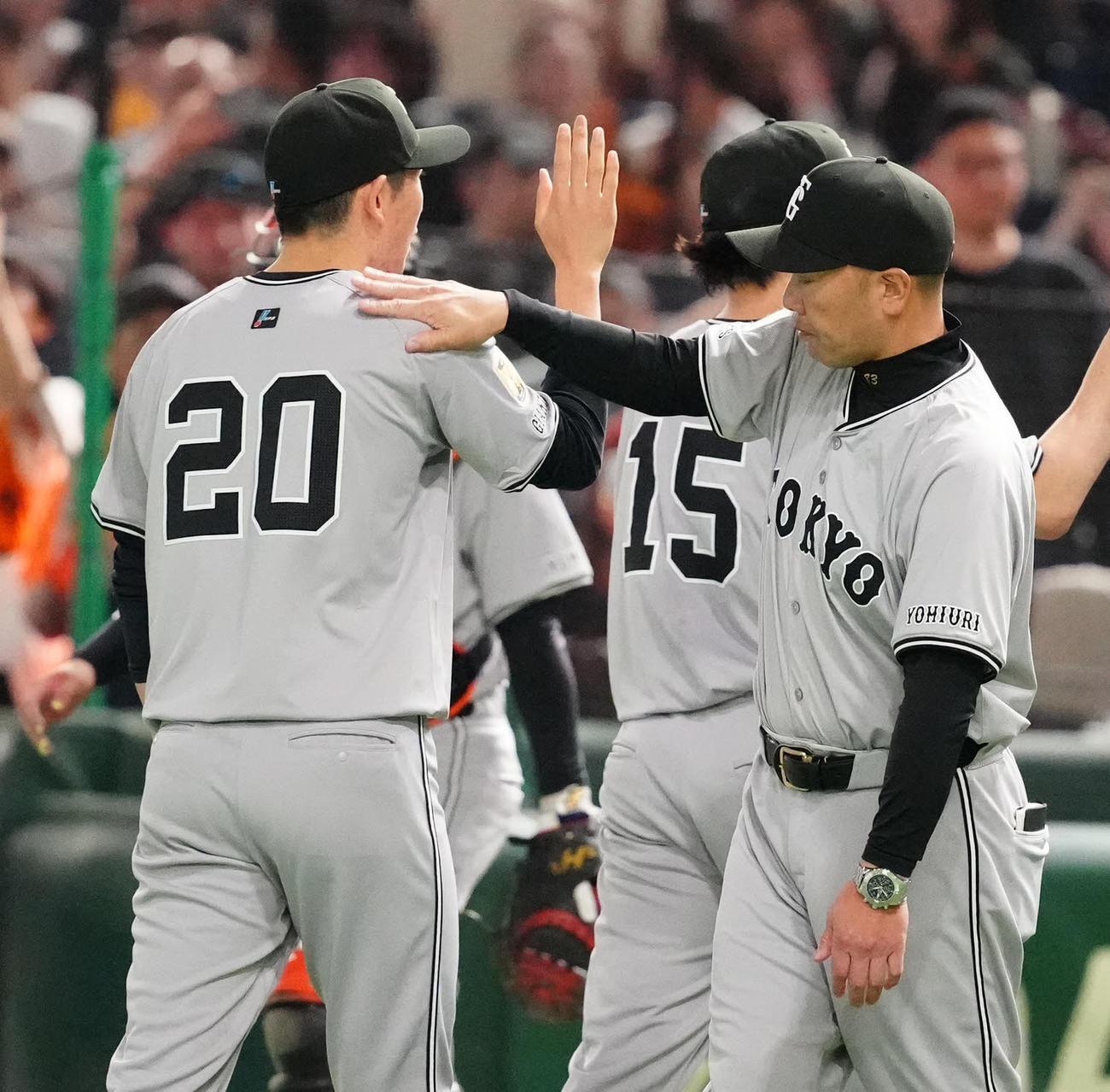 巨人対ヤクルト　試合後、巨人戸郷（左）の肩に手を添え、ねぎらう阿部監督（撮影・江口和貴）