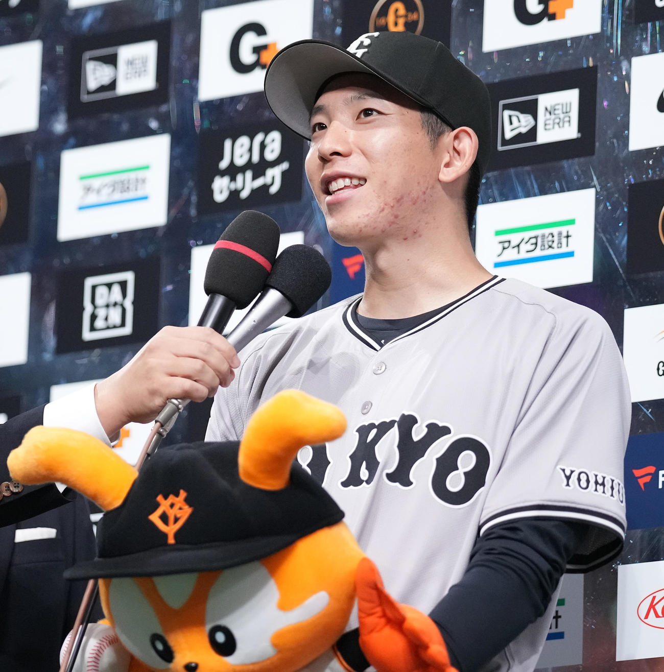 巨人対ヤクルト　今季初勝利の巨人戸郷はヒーローインタビューで笑顔（撮影・鈴木みどり）