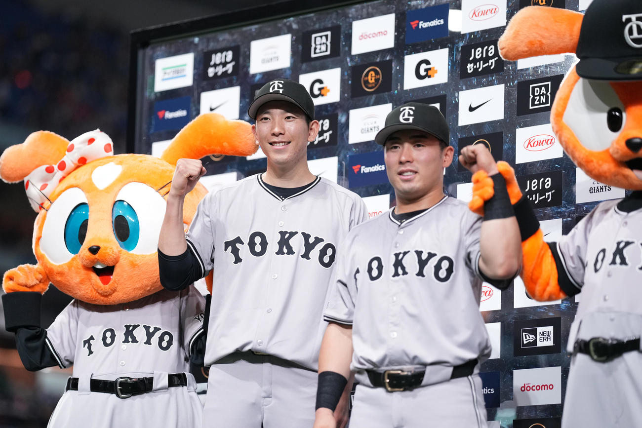巨人対ヤクルト　今季初勝利の巨人戸郷（左）は浅野と記念撮影に納まる（撮影・鈴木みどり）