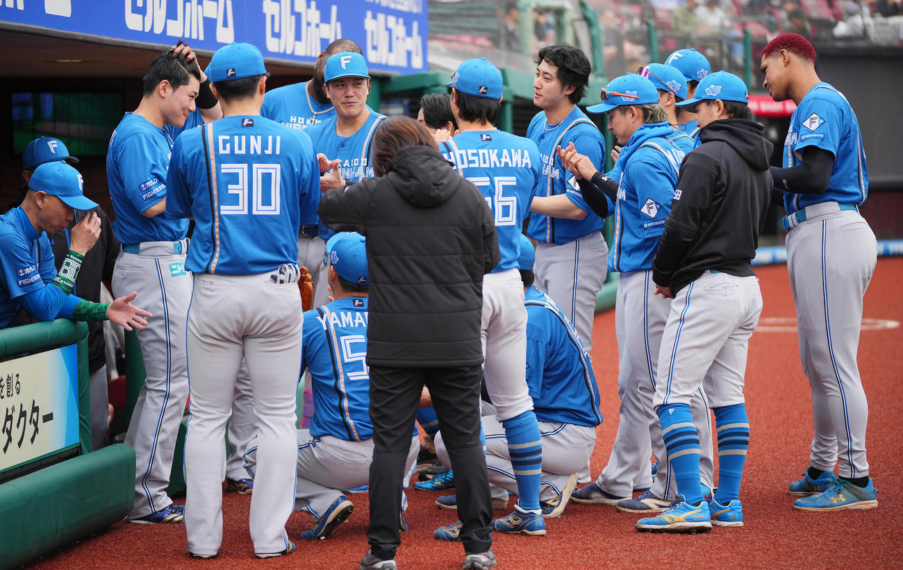 楽天対日本ハム　試合前、この日誕生日の日本ハム清宮（左から2人目）は円陣の声出しを務める（撮影・垰建太）