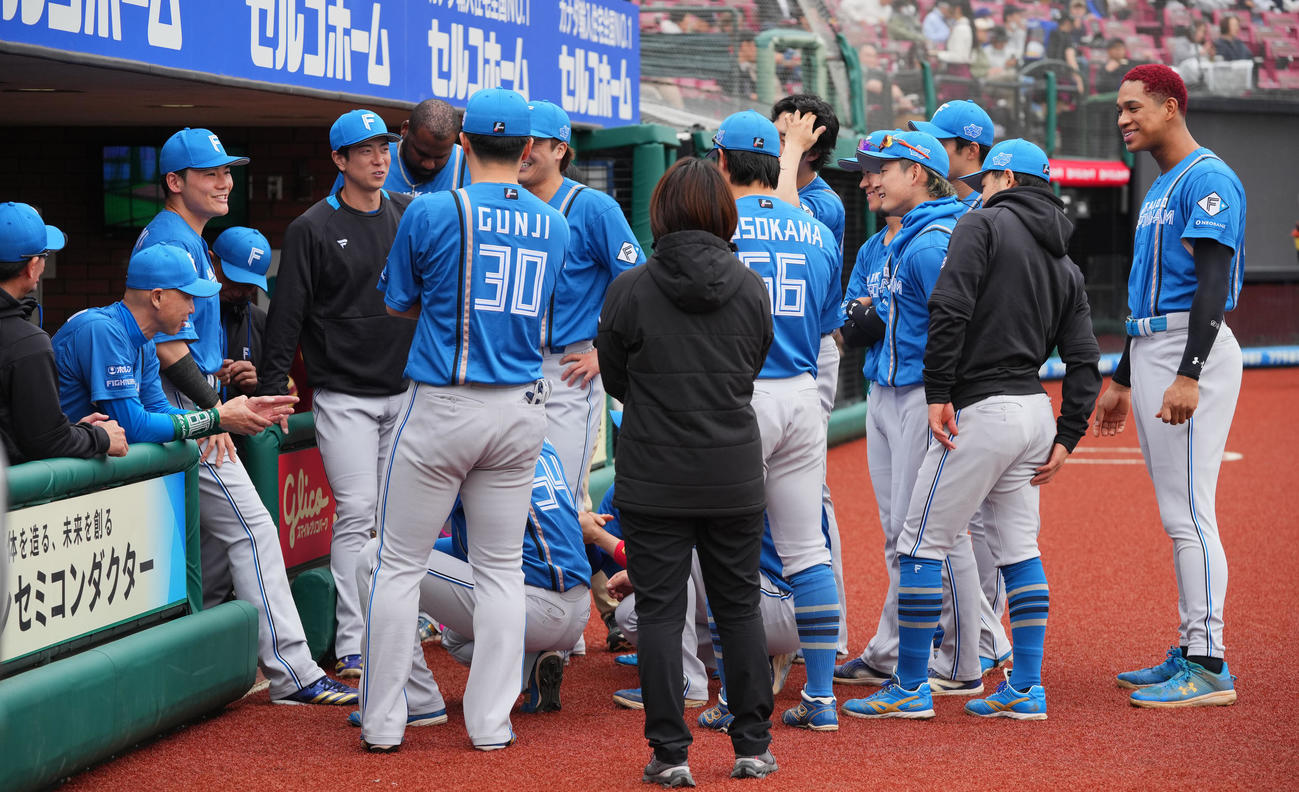 楽天対日本ハム　試合前、この日誕生日の日本ハム清宮（左から3人目）は円陣の声出しを務める（撮影・垰建太）