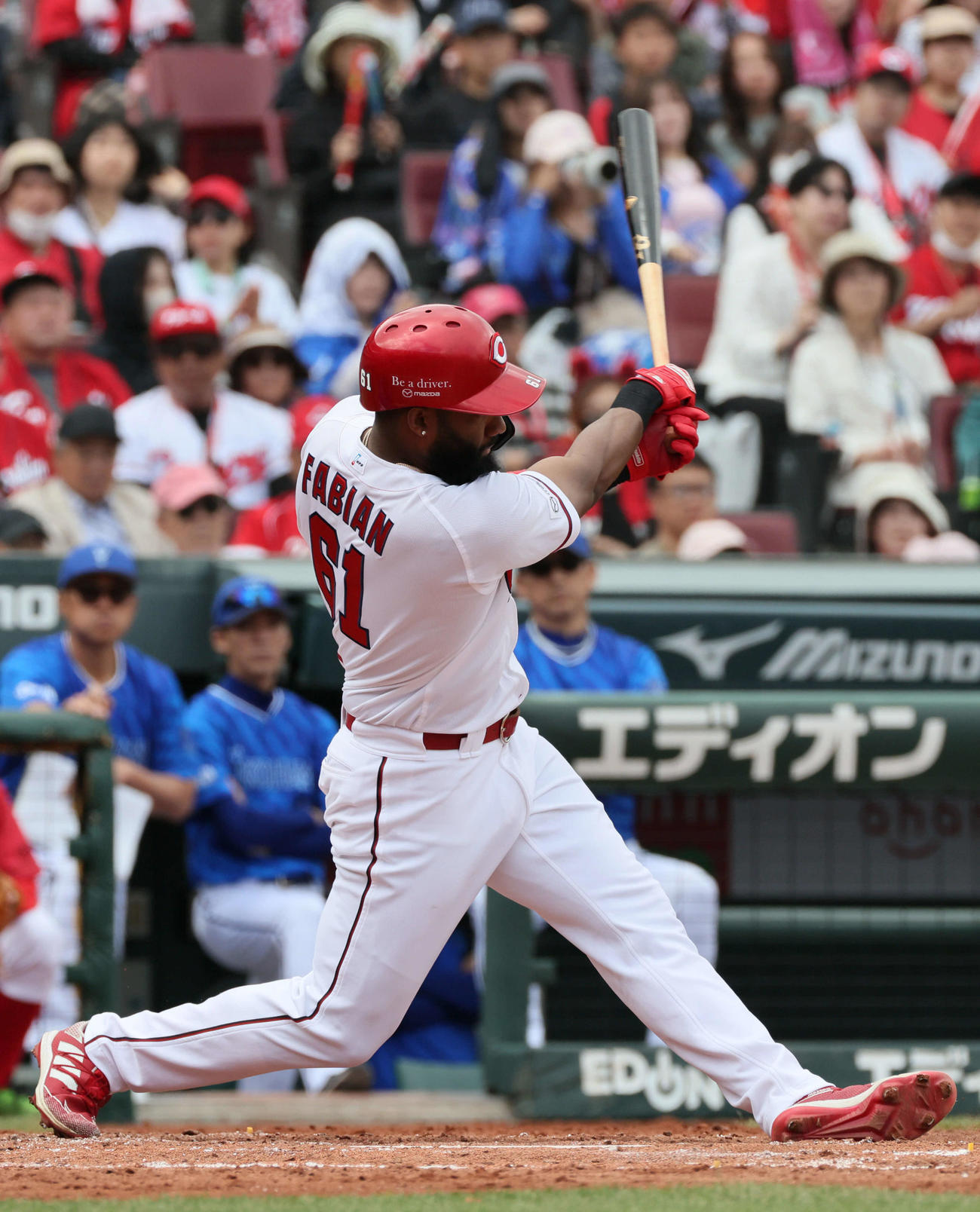 広島対DeNA 3回裏広島2死二、三塁、ファビアンは先制左2点適時二塁打を放つ（撮影・加藤孝規）