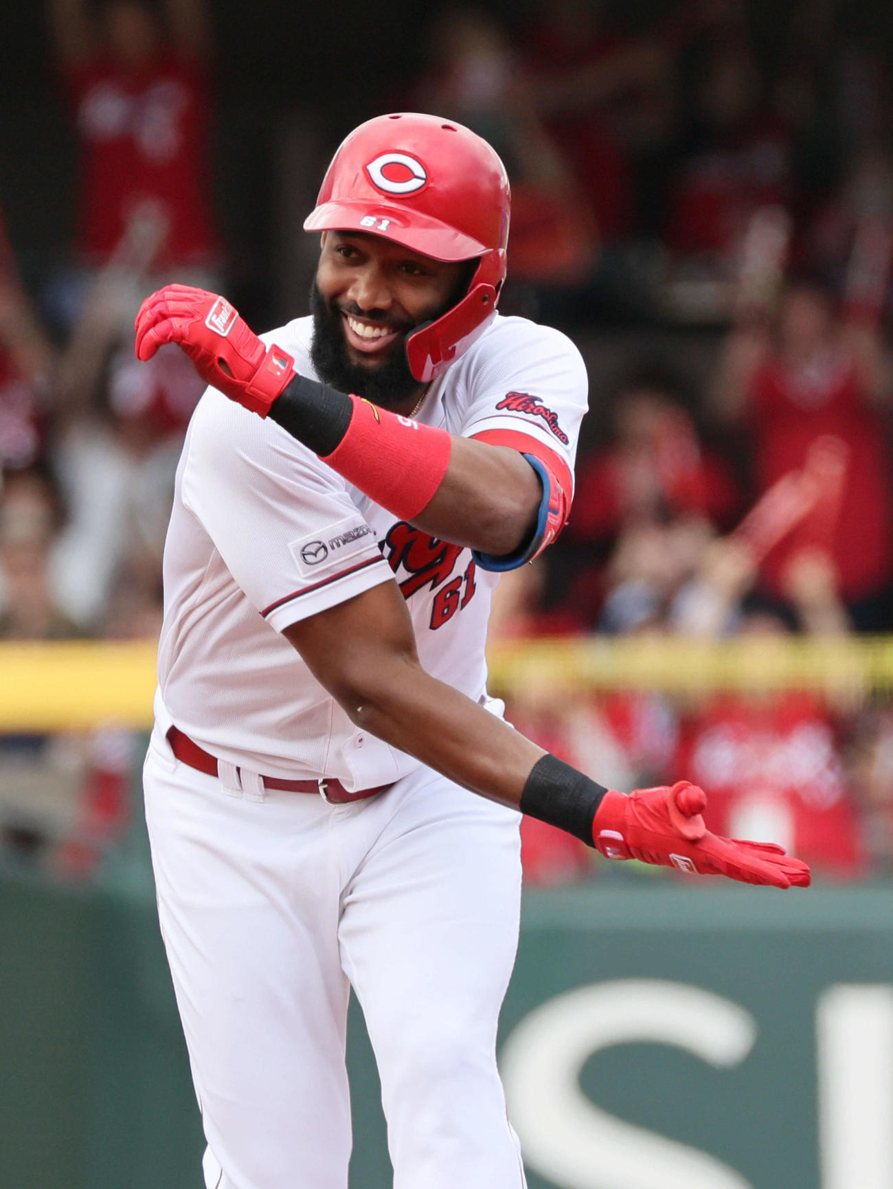 広島対DeNA 3回裏広島2死二、三塁、ファビアンは先制左2点適時二塁打を放つ（撮影・加藤孝規）