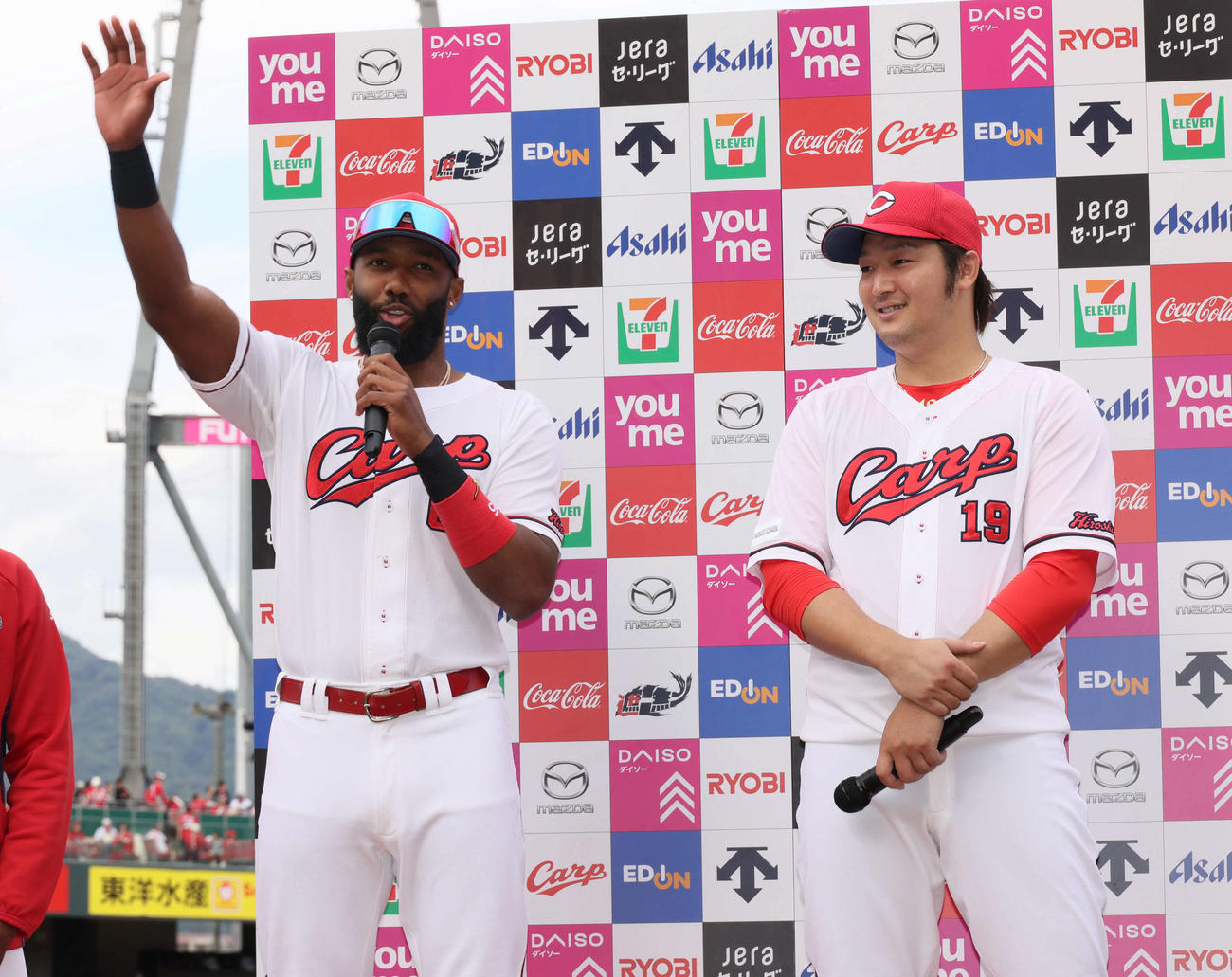 広島対DeNA　お立ち台でファンに感謝するファビアン（左）と床田（撮影・加藤孝規）
