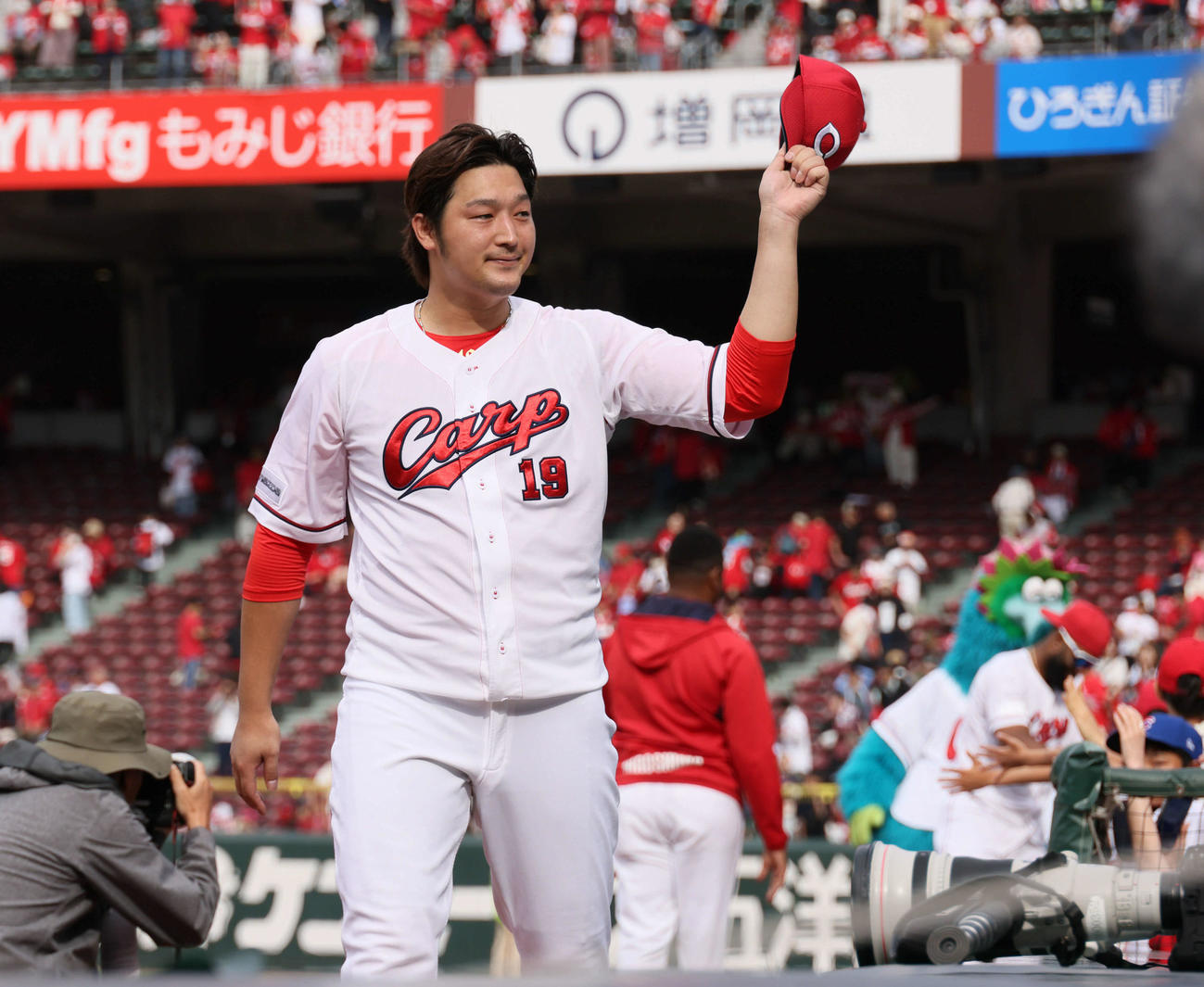 広島対DeNA　ファンの声援に応える床田（撮影・加藤孝規）