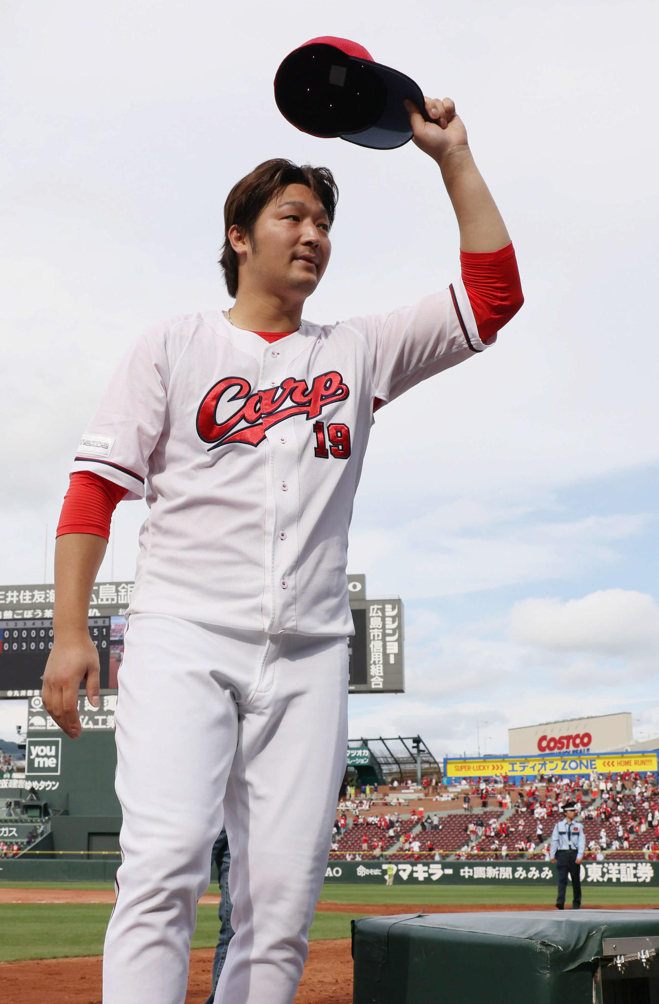 広島対DeNA　ファンの声援に応える床田（撮影・加藤孝規）