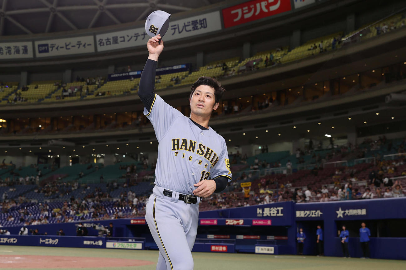 中日対阪神　中日に勝利し、ファンの声援に応える阪神坂本（撮影・前田充）