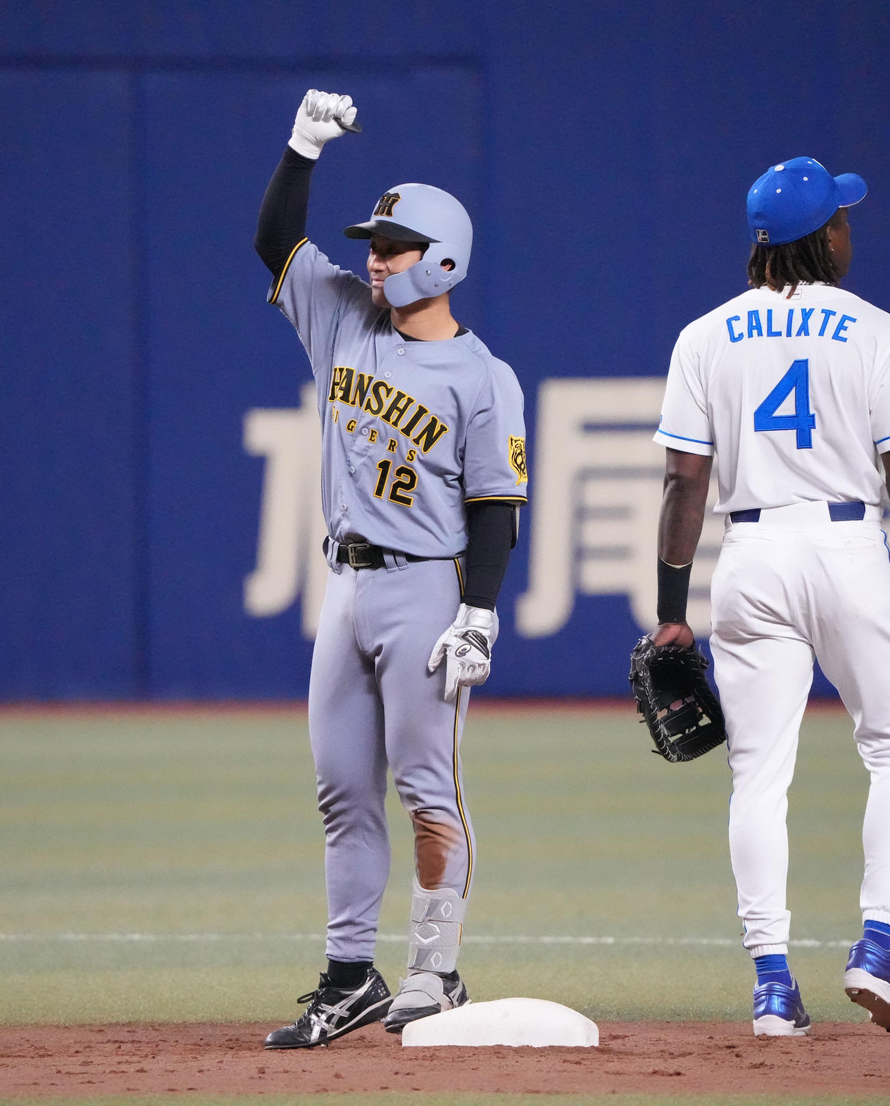 中日対阪神　9回表阪神無死二、三塁、坂本（左）は左中間へ2点適時二塁打を放ちベンチへアピール（撮影・森本幸一）