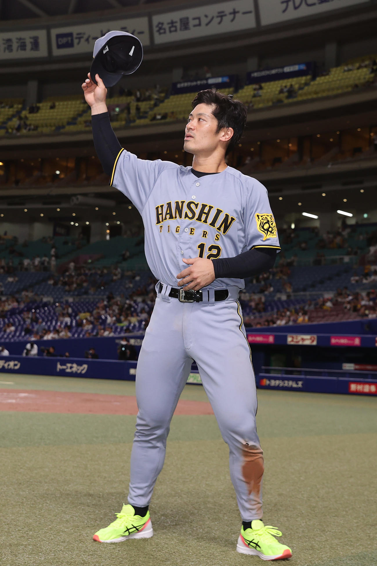 中日対阪神　中日に勝利し、ファンの声援に応える阪神坂本（撮影・前田充）