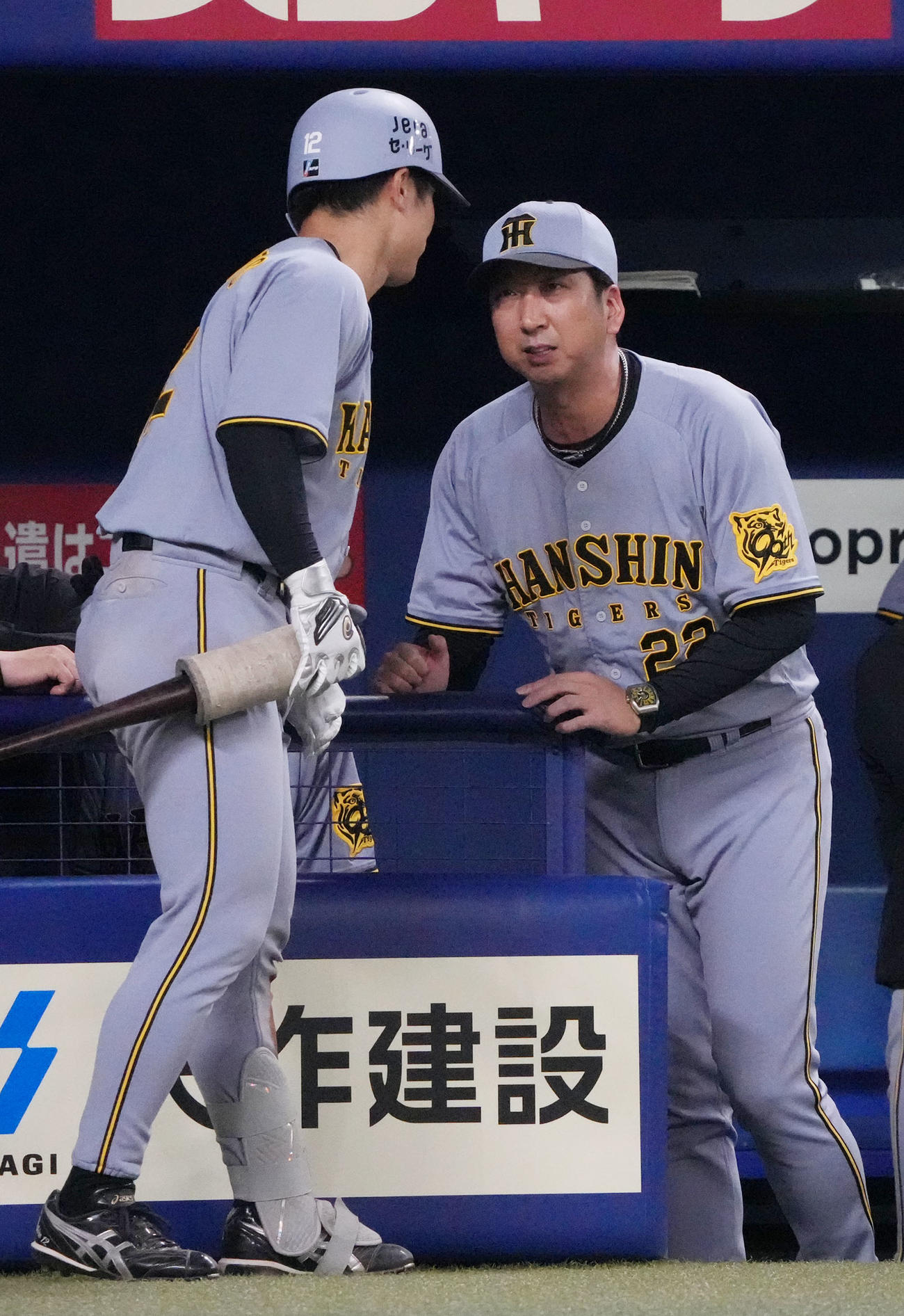 中日対阪神　9回表阪神無死二、三塁、打席に向かう坂本（左）に言葉をかける藤川監督（撮影・森本幸一）