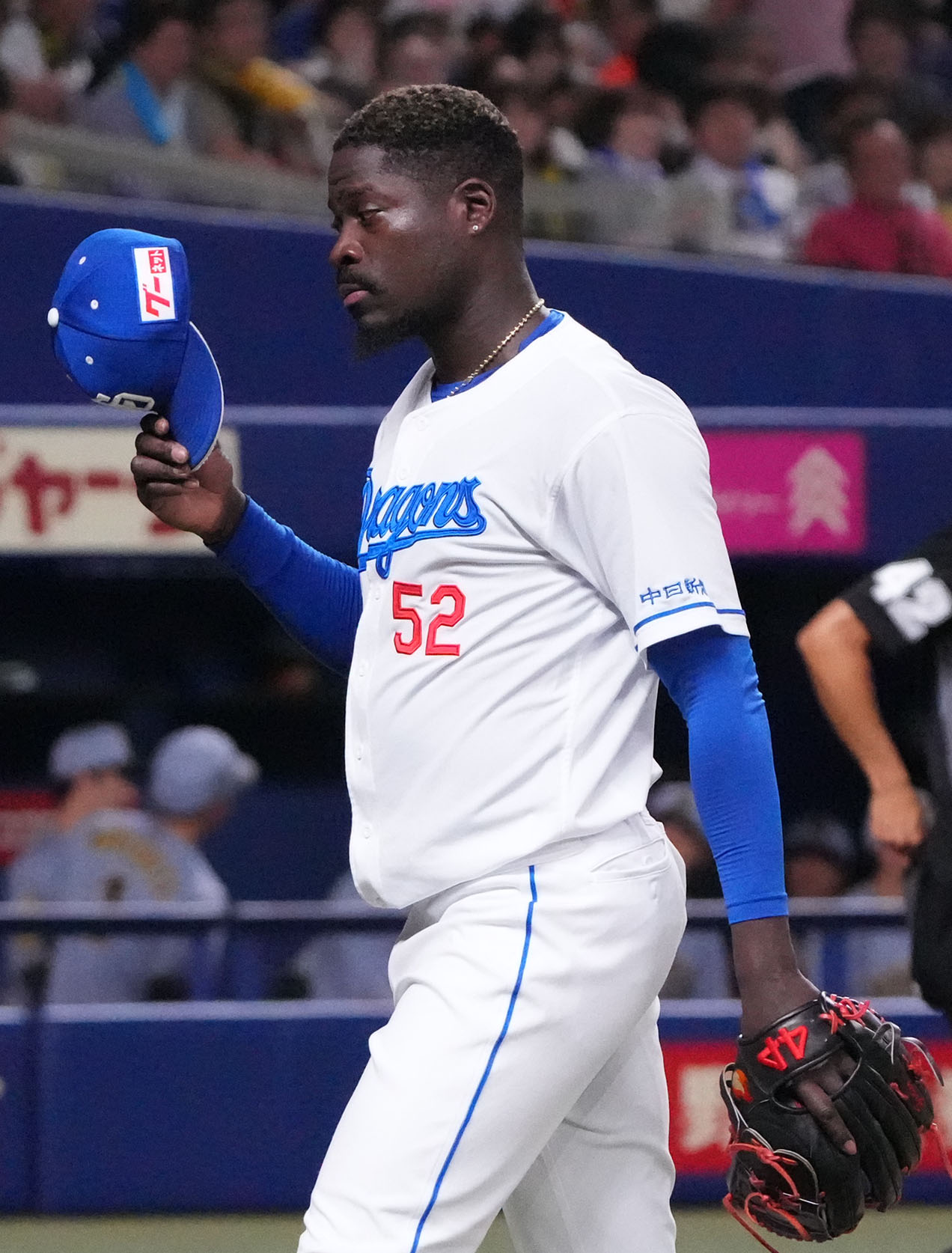 中日対阪神　9回表阪神無死一塁、マルテはマウンドを降りる（撮影・森本幸一）
