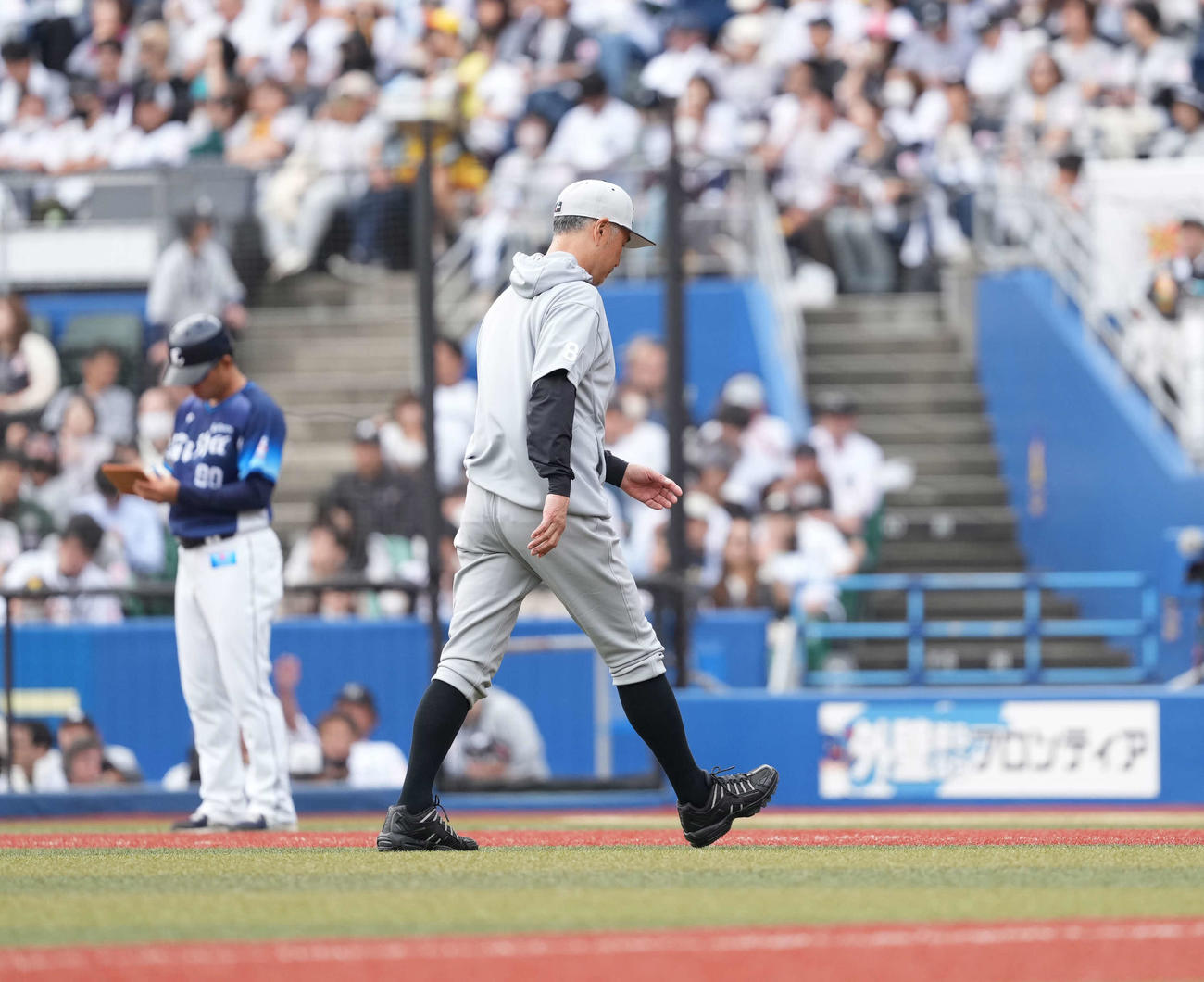 ロッテ対西武　7回、投手交代を終え引き揚げる吉井監督（撮影・井上学）