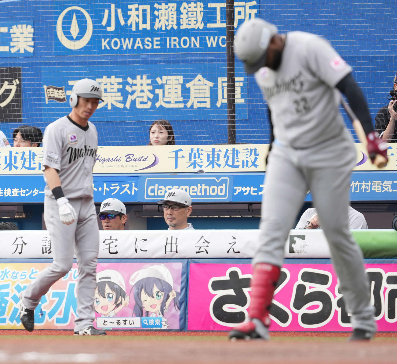 戦況を見つめる吉井監督（撮影・井上学）
