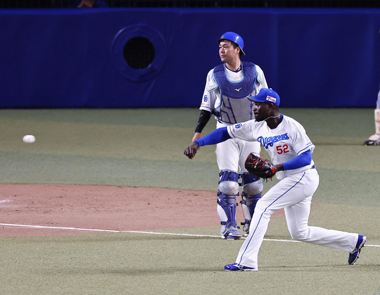 中日対阪神　9回表阪神無死二塁、代打島田の投前犠打で一塁へ悪送球するマルテ。適時失策となる（撮影・藤尾明華）