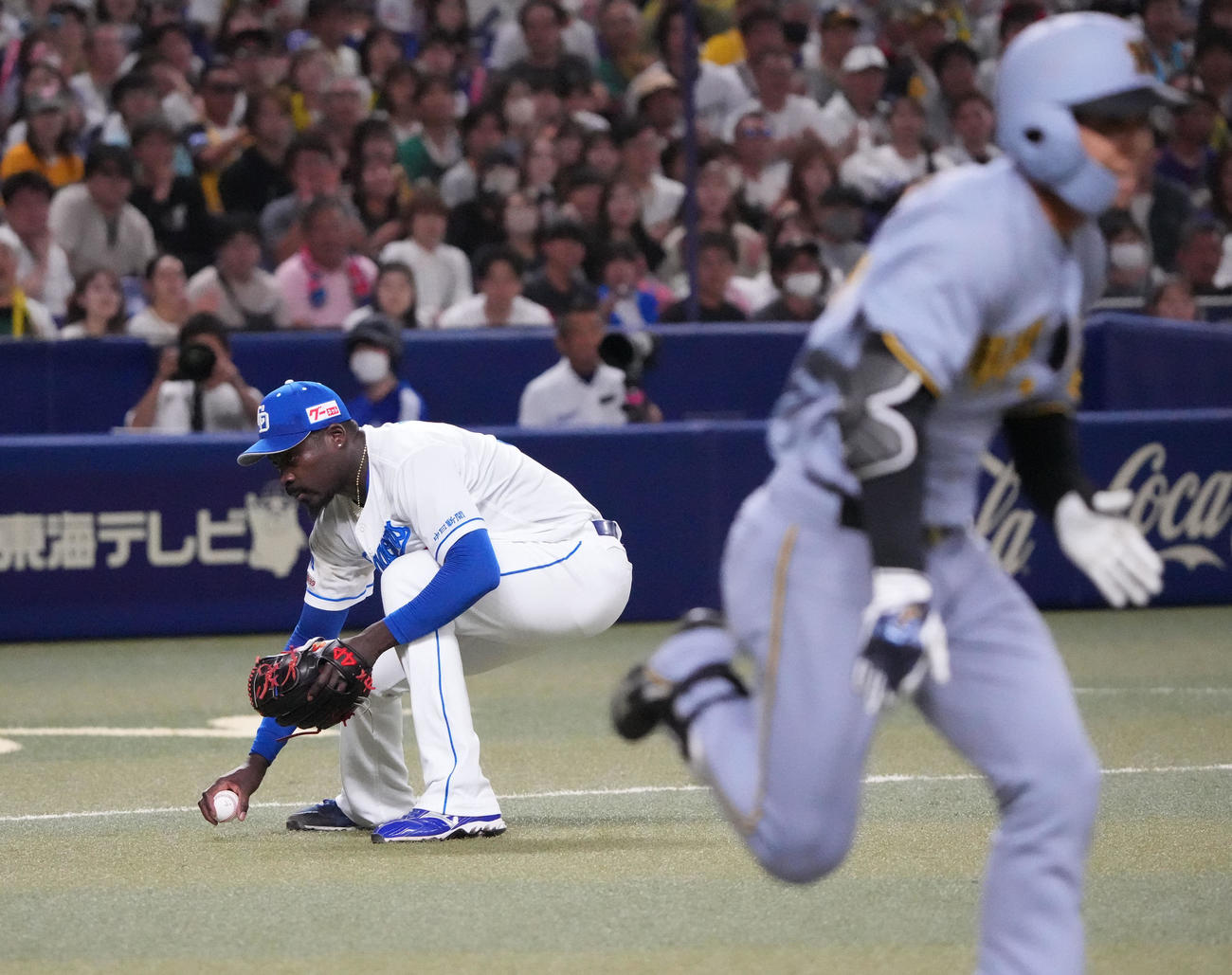 中日対阪神　9回表阪神無死二塁、島田（右）の打球を処理するマルテ（撮影・森本幸一）
