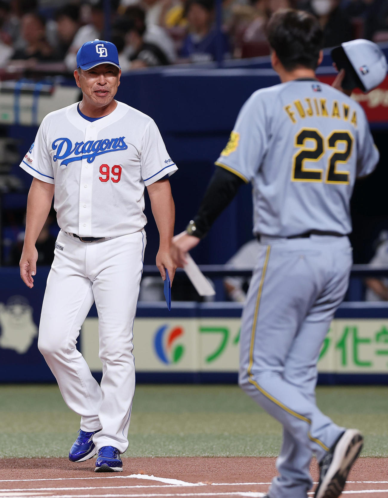 中日対阪神　試合前、メンバー表の交換を行う中日井上監督（左）と阪神藤川監督（撮影・前田充）