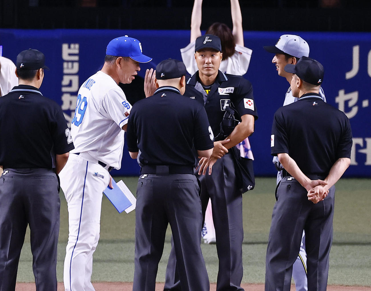 中日対阪神　メンバー表交換で話しをする中日井上監督と阪神藤川監督（撮影・藤尾明華）