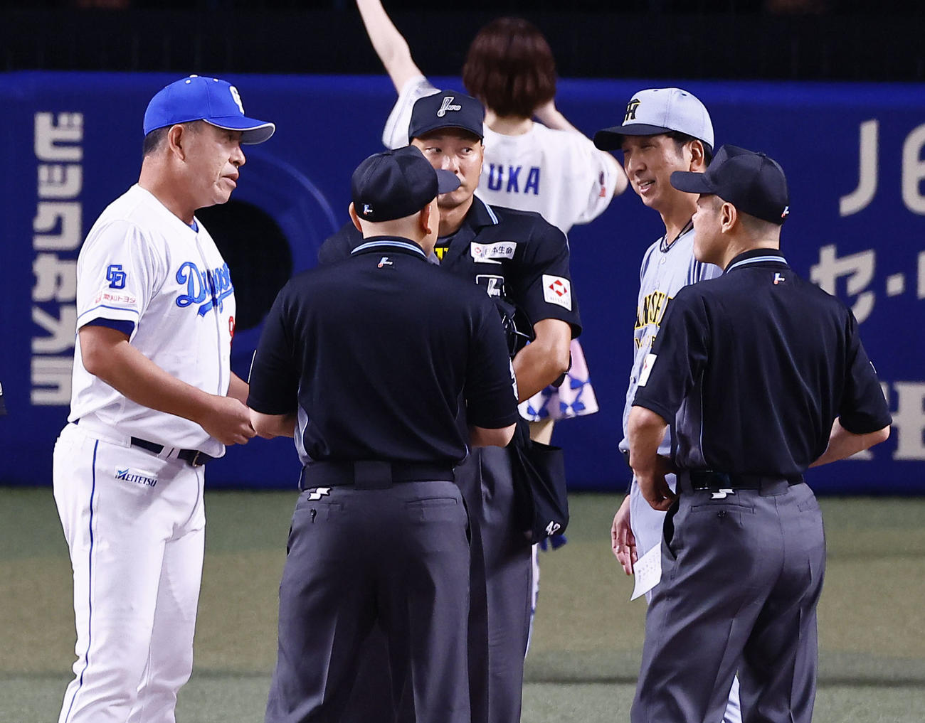 中日対阪神　メンバー表交換で審判の話を聞く中日井上監督と阪神藤川監督（撮影・藤尾明華）