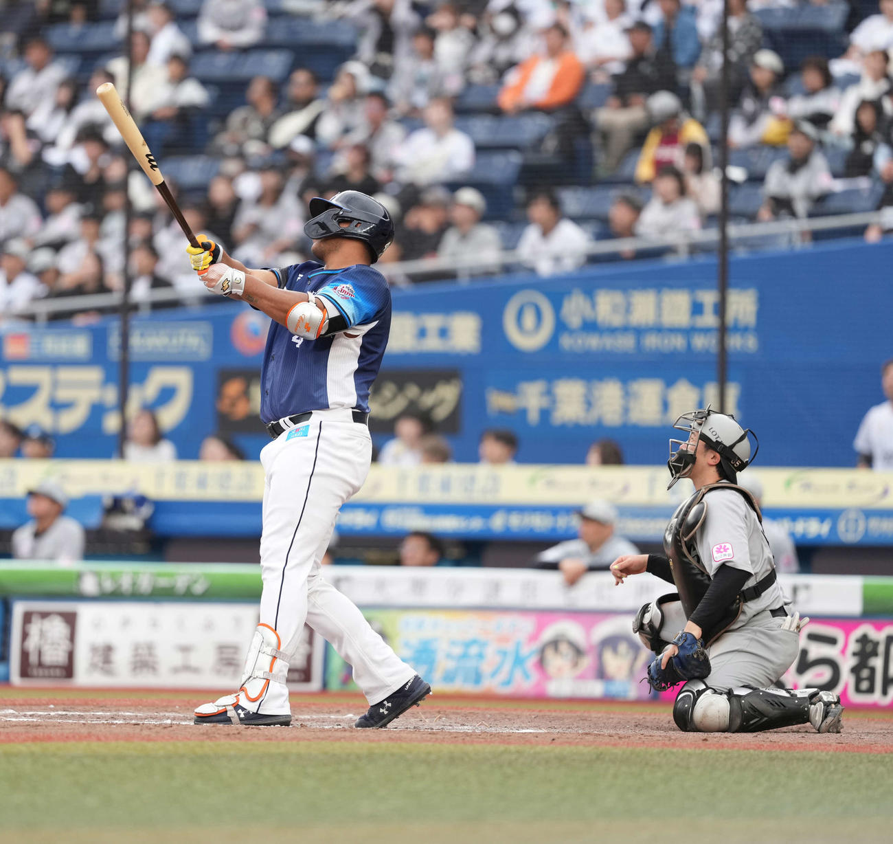 ロッテ対西武　9回表西武2死、セデーニョは本塁打を放つ（撮影・井上学）