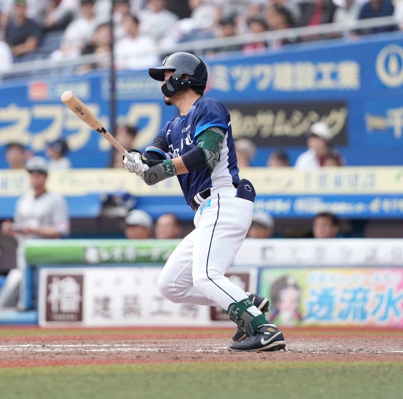 ロッテ対西武　4回表西武2死二、三塁、適時打を放つ外崎（撮影・井上学）