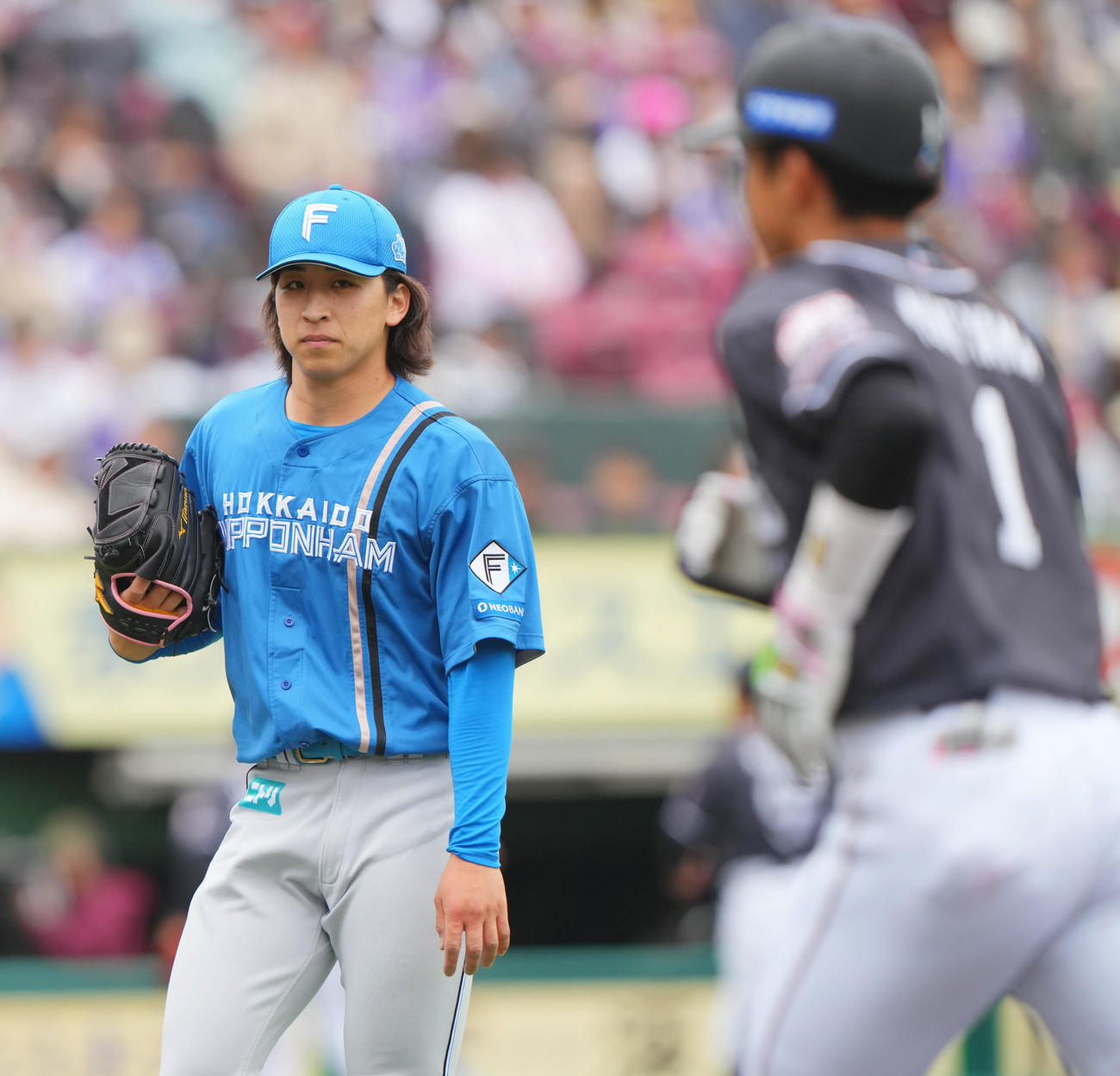 楽天対日本ハム　2回裏楽天の攻撃を無失点に抑えた日本ハム先発の細野（左）は引き揚げる楽天宗山を見つめる（撮影・垰建太）