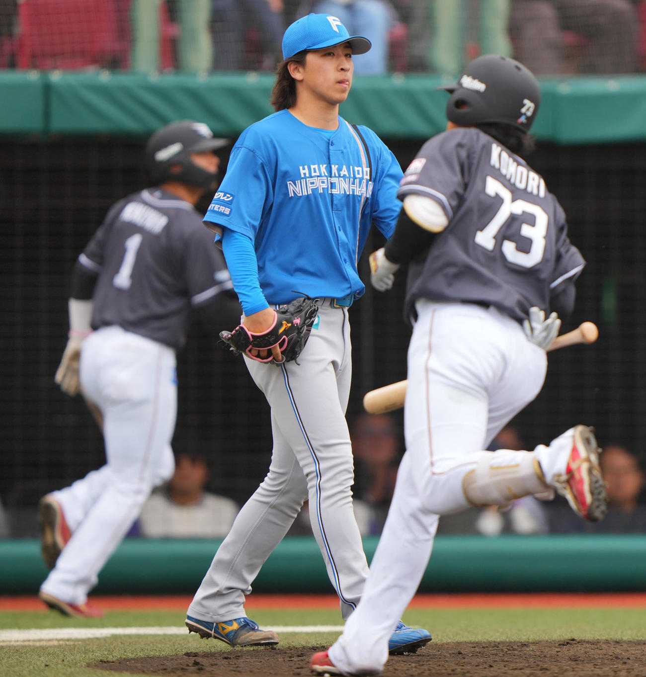 楽天対日本ハム　5回裏楽天1死二、三塁、小森（右）の犠飛で失点しさえない表情の細野（撮影・垰建太）