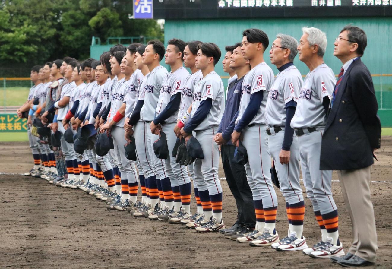 勝利した立命大ナインが整列する（撮影・林亮佑）