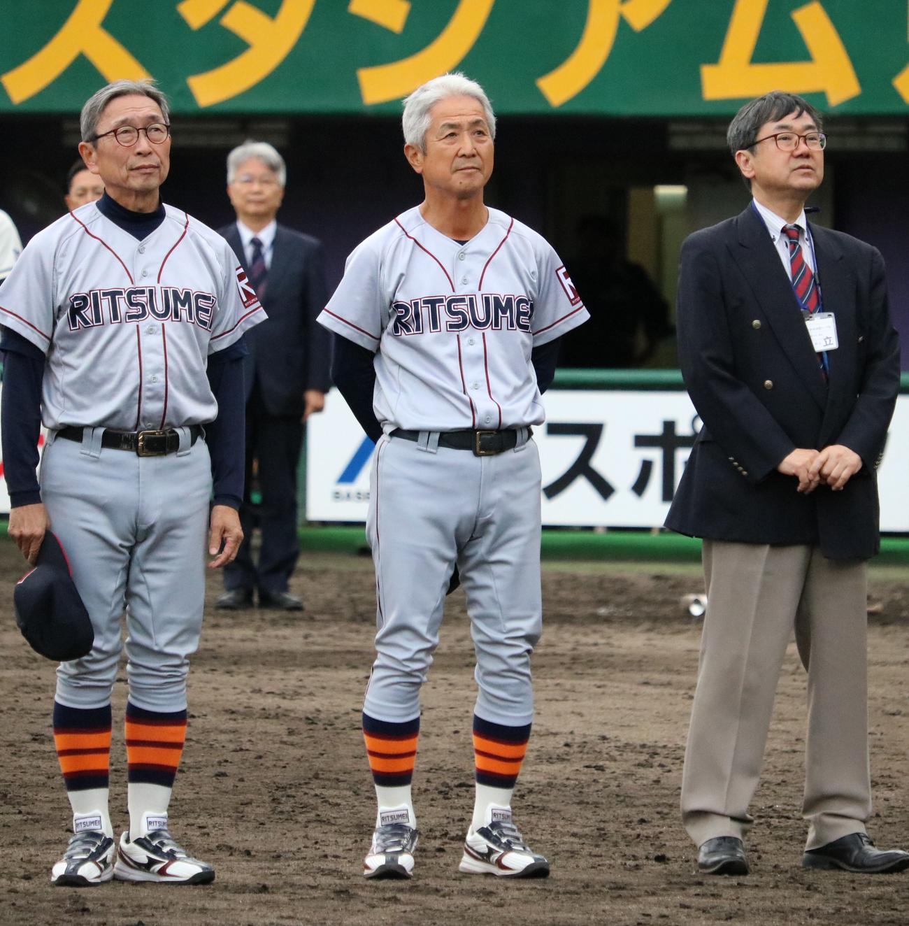 立命大の片山監督がスタンドを見る（撮影・林亮佑）