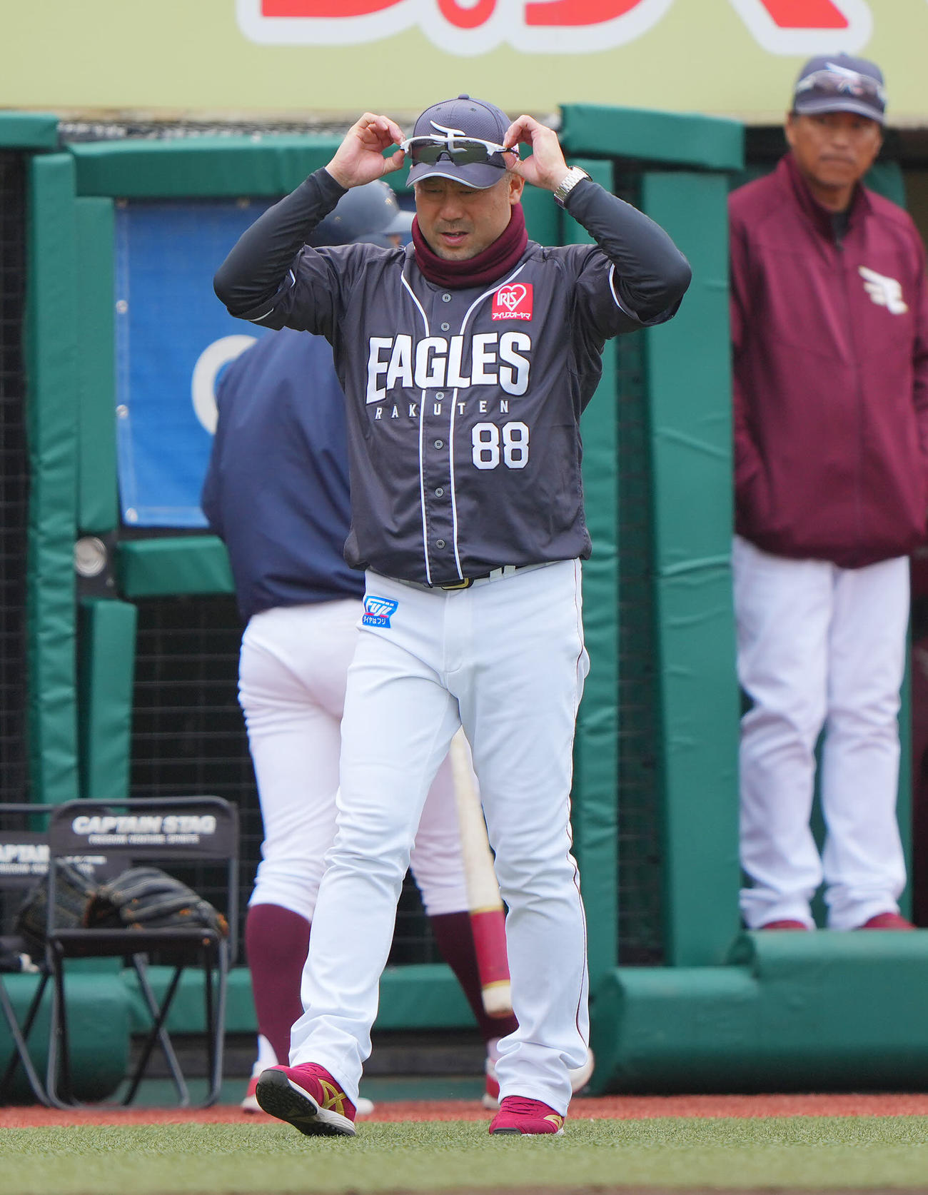 楽天対日本ハム　9回表、渋い表情で交代を告げる楽天三木監督（撮影・垰建太）