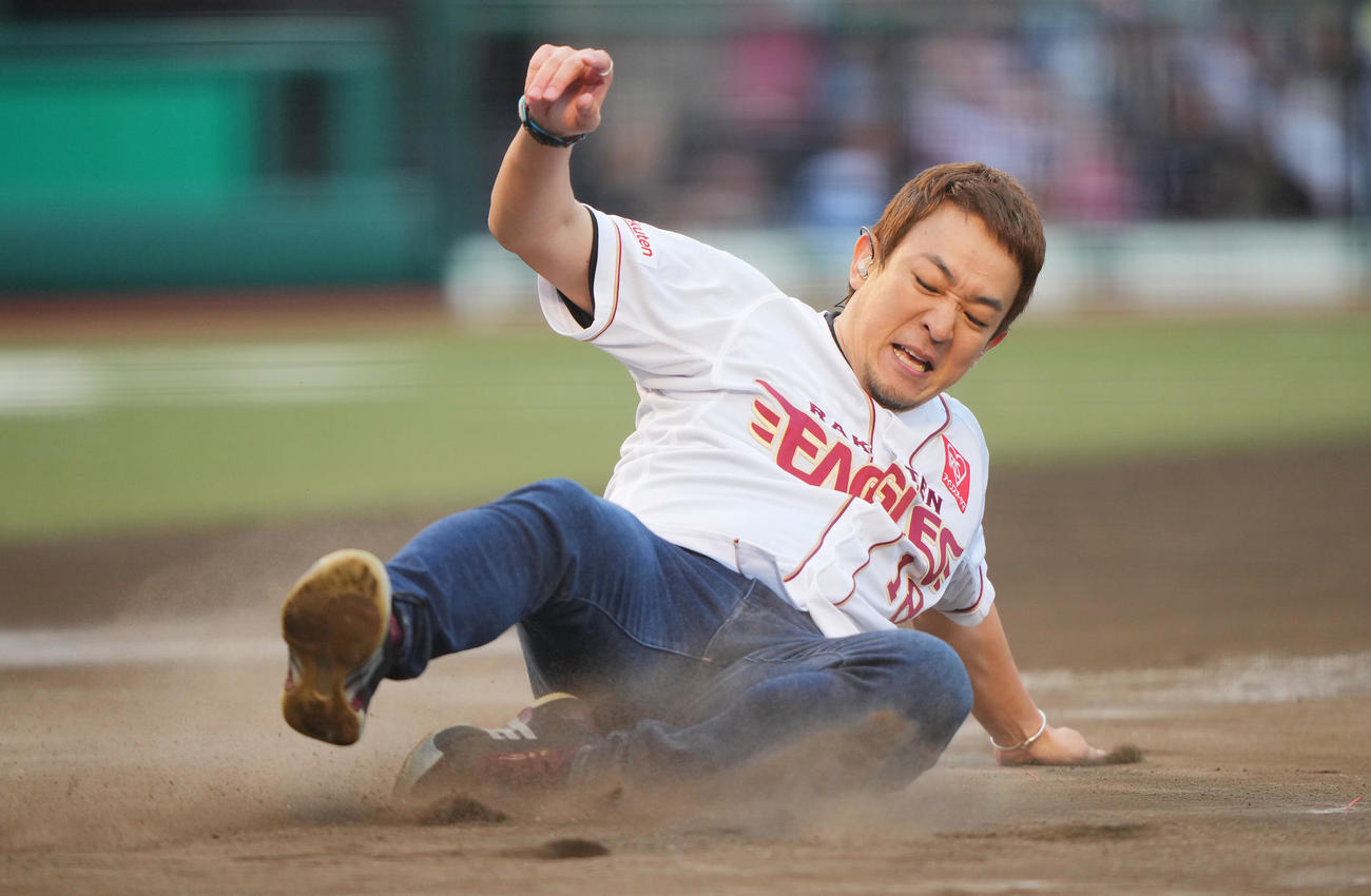 ミニライブでダイヤモンドを激走するファンキー加藤（撮影・垰建太）
