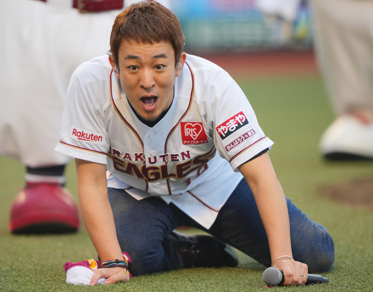 ミニライブでダイヤモンドを激走したファンキー加藤（撮影・垰建太）