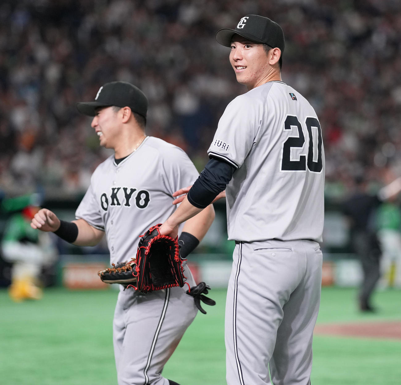 笑顔で浅野翔吾を迎える戸郷翔征