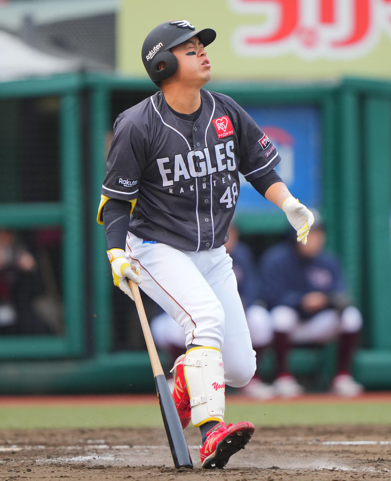 楽天対日本ハム　9回裏楽天1死満塁、遊直に倒れがっくりの代打渡辺佳（撮影・垰建太）