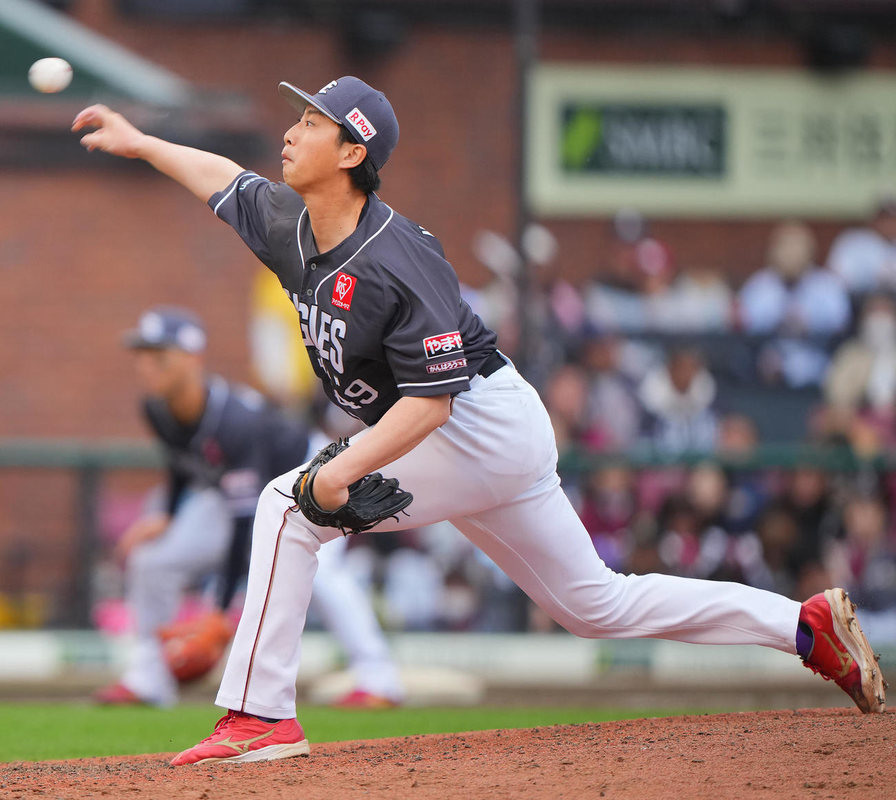 楽天対日本ハム　11回表、楽天5番手で登板し力投する西垣（撮影・垰建太）