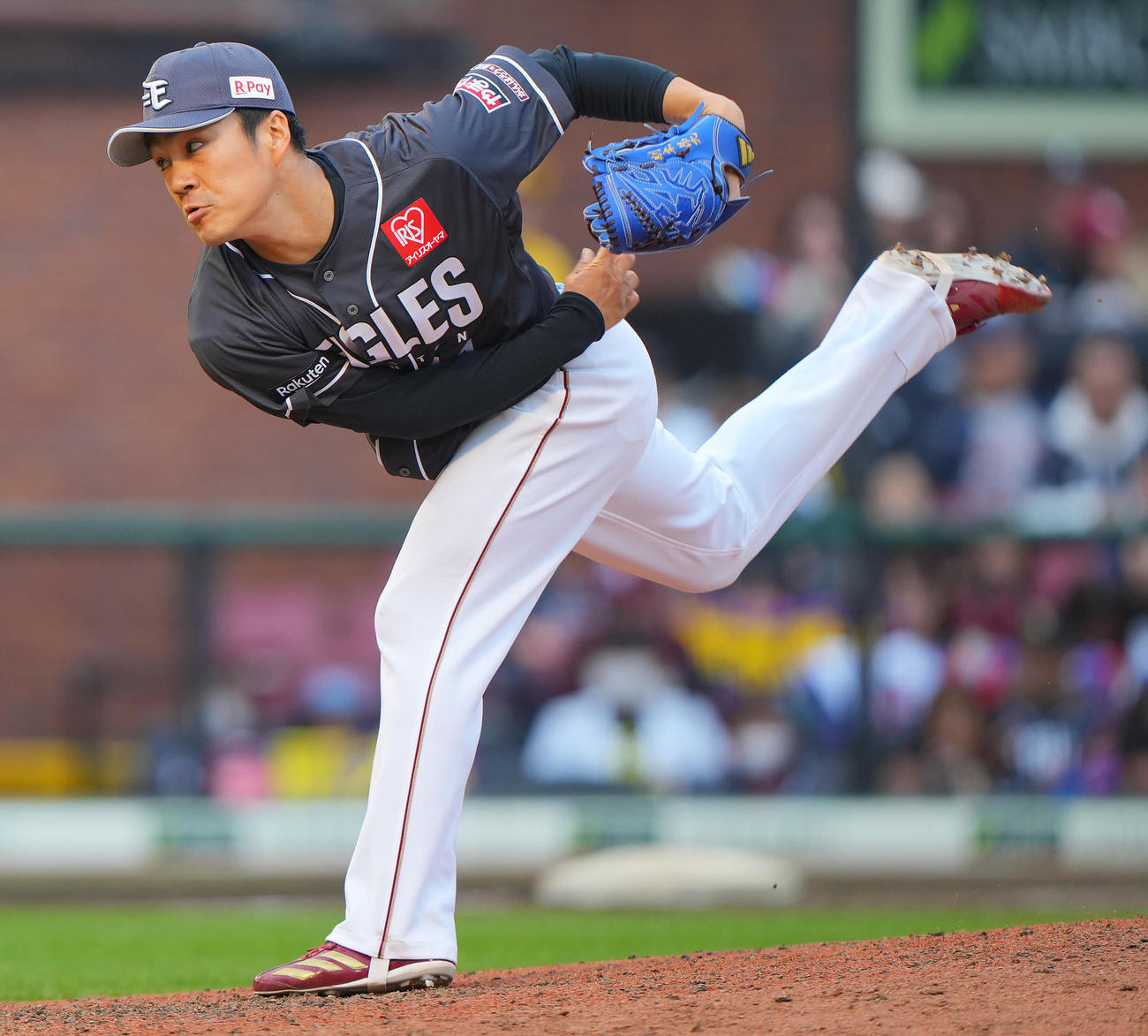 楽天対日本ハム　12回表、楽天6番手で登板し力投する則本（撮影・垰建太）